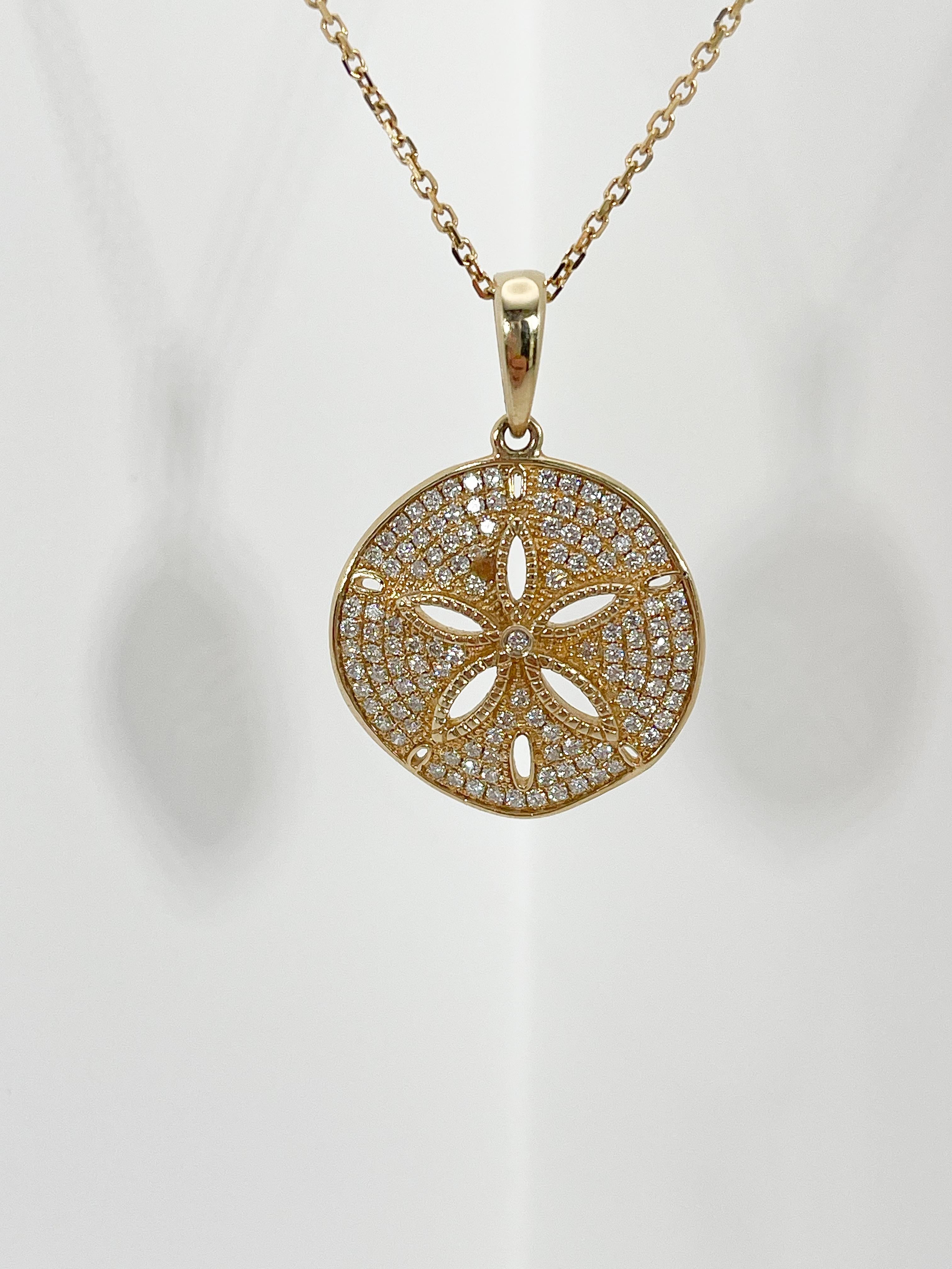 Taille ronde Collier pendentif Sand Dollar en or jaune 14 carats avec diamants en vente