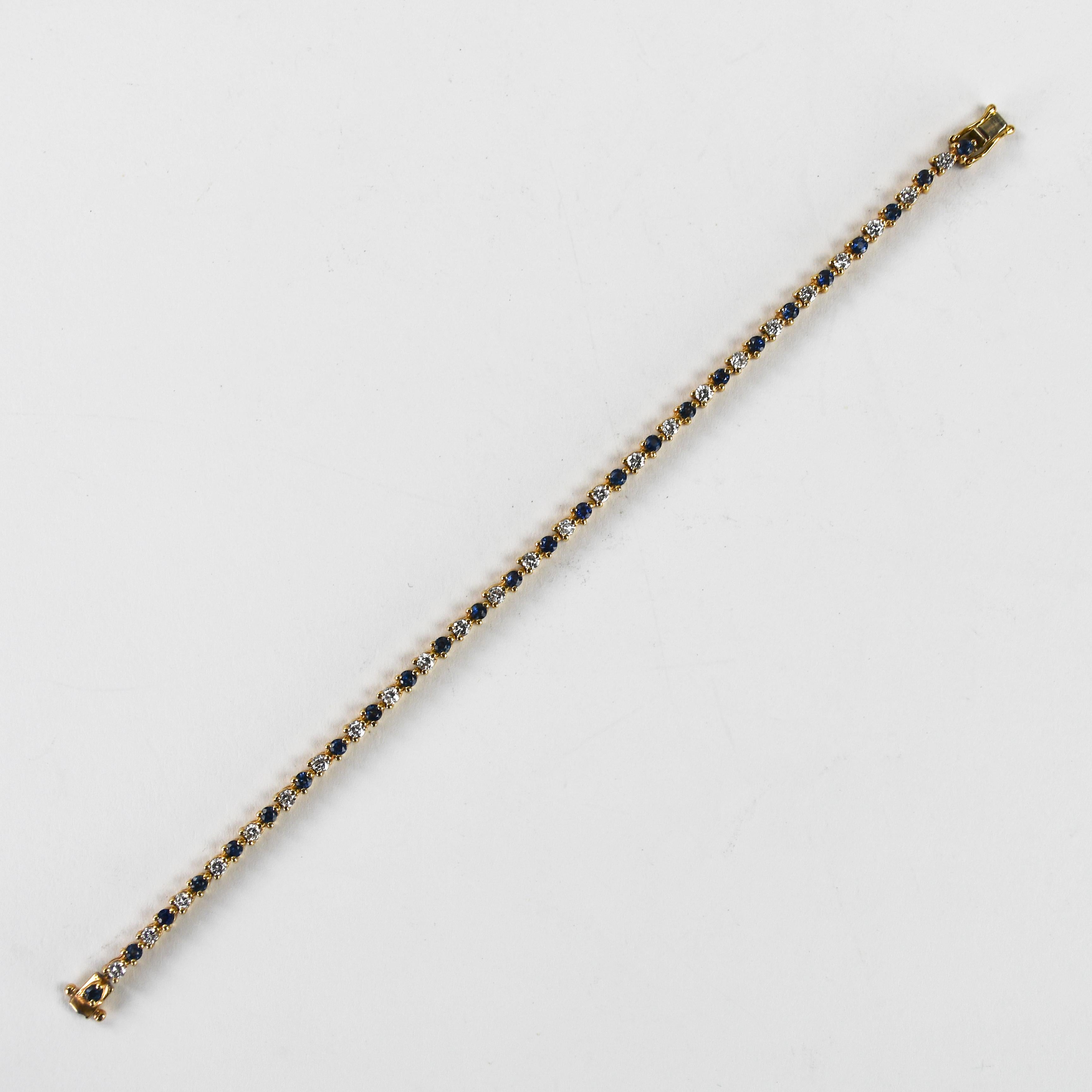 Tennisarmband mit Diamanten und blauem Saphir in 14-karätiger Gelbgoldfassung.
Gestempelt 14k und wiegt 9,6 Gramm Bruttogewicht.
Die Diamanten sind rund im Brillantschliff, 1,00tdw, Farbe G bis H, Reinheit Vs.
Die natürlichen Saphire sind runde
