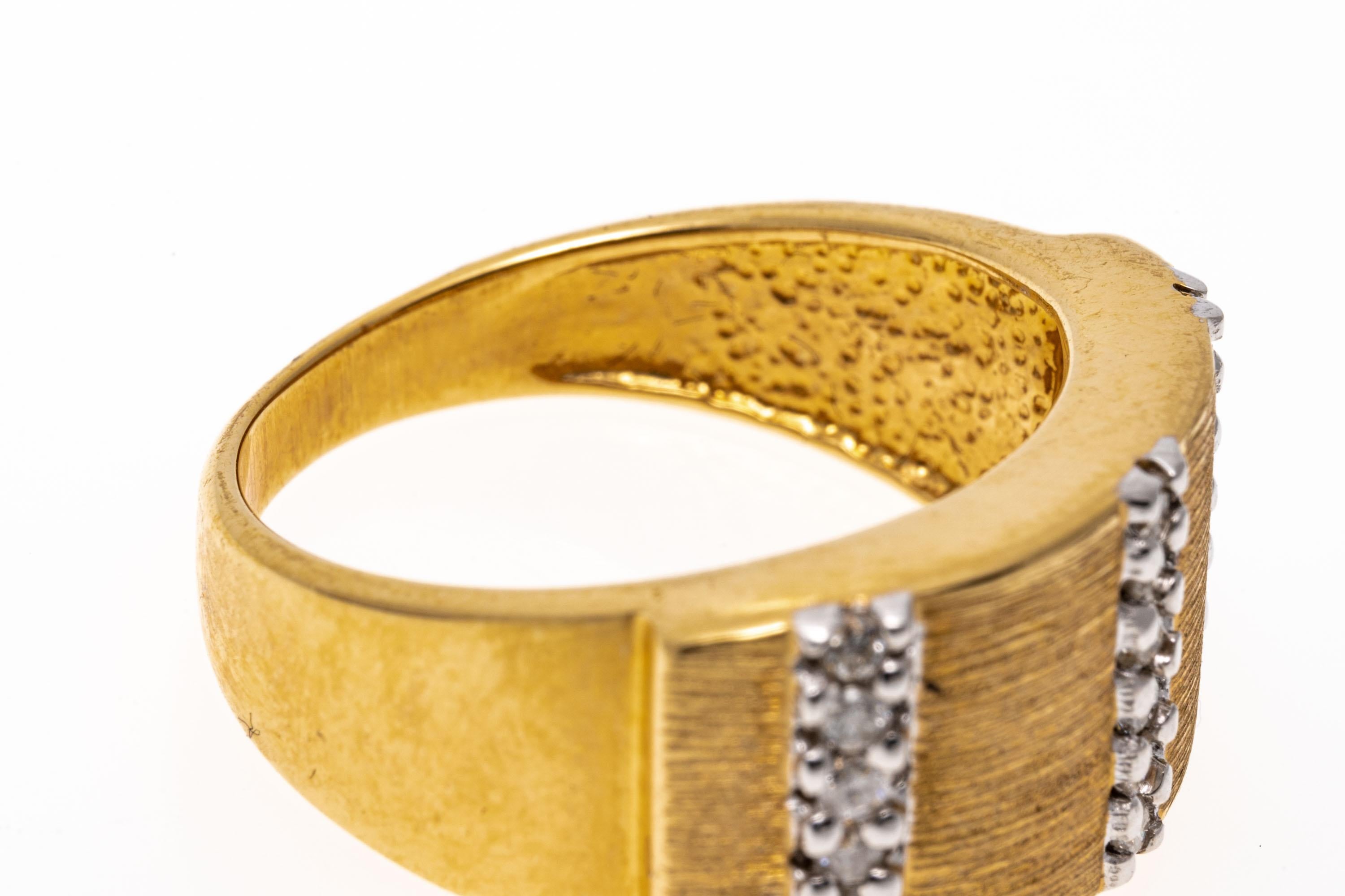 Taille ronde Bague à dôme large carrée en or jaune 14 carats sertie de diamants en vente