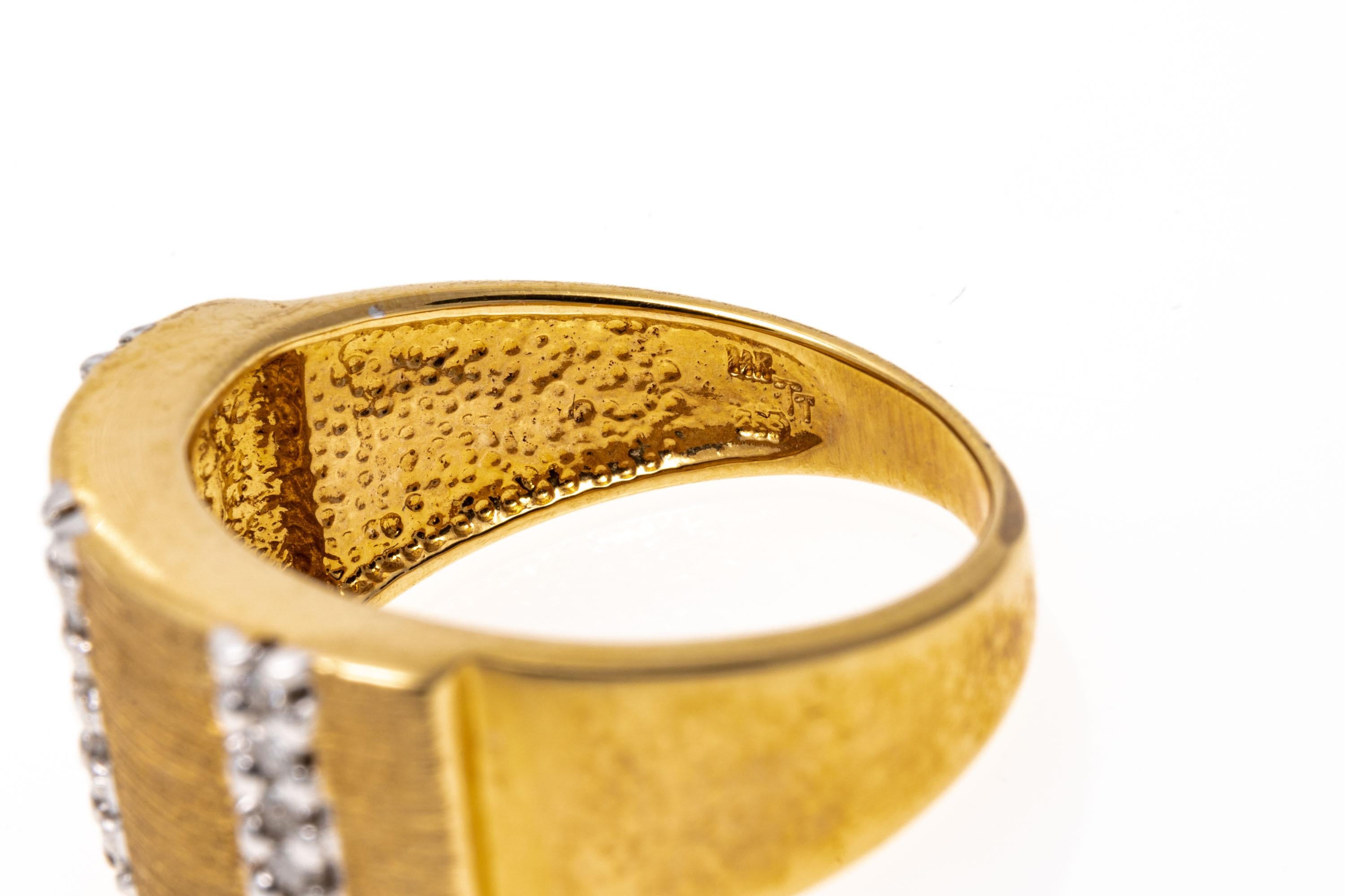 Bague à dôme large carrée en or jaune 14 carats sertie de diamants Pour femmes en vente