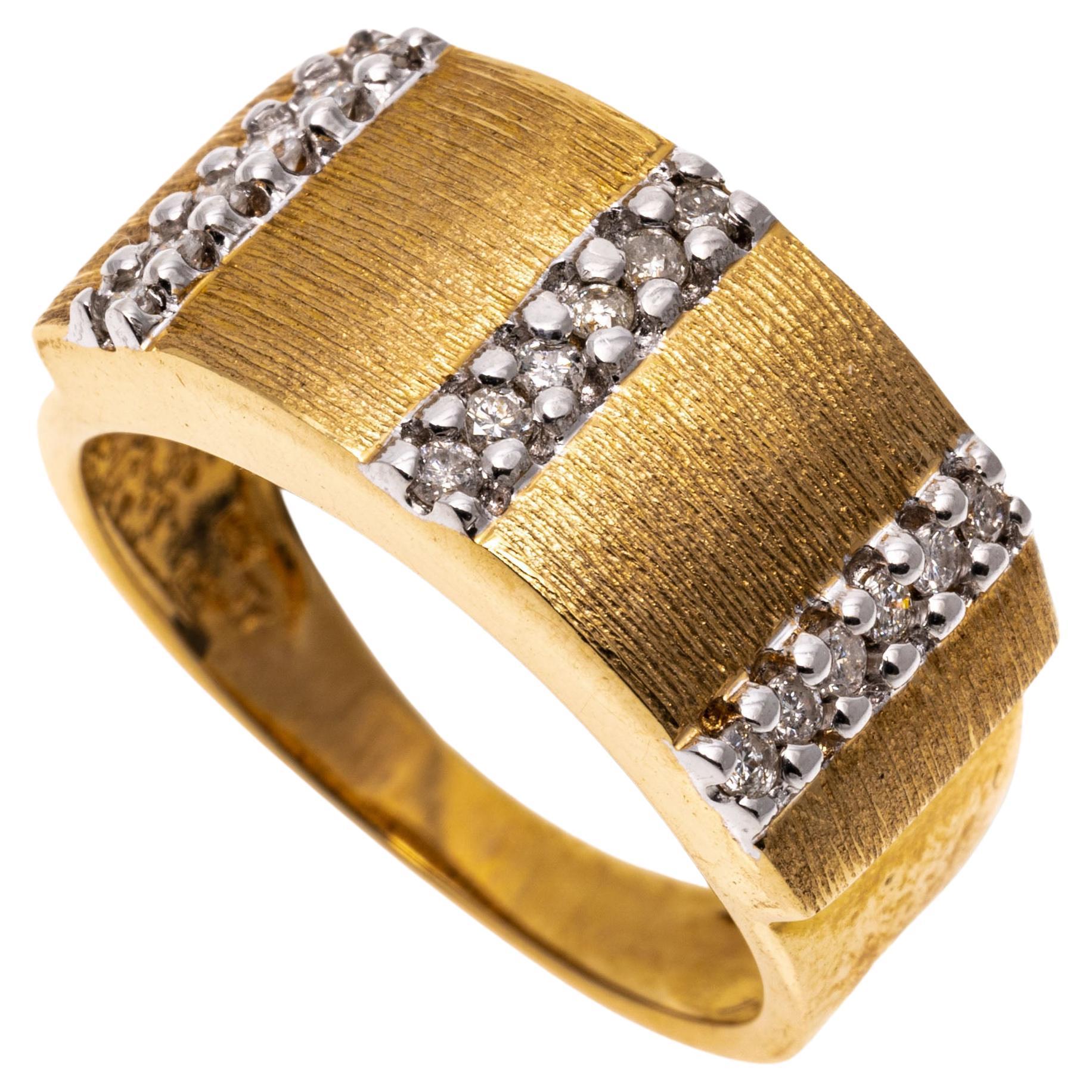 Bague à dôme large carrée en or jaune 14 carats sertie de diamants en vente