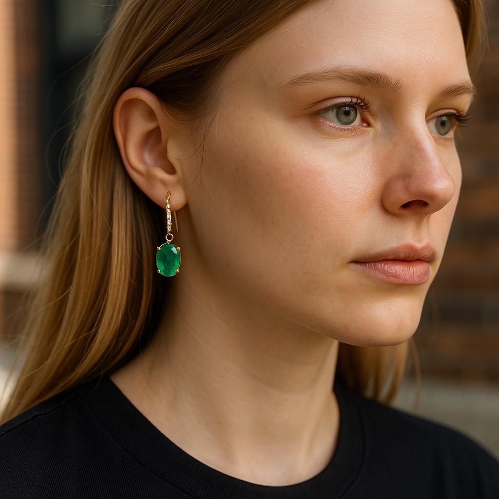 Eleva tu colección de joyas con estos exquisitos pendientes de aro de oro amarillo de 14 quilates, que presentan una armoniosa mezcla de elegancia atemporal y diseño contemporáneo. Cada pendiente exhibe un gancho de pastor con incrustaciones de
