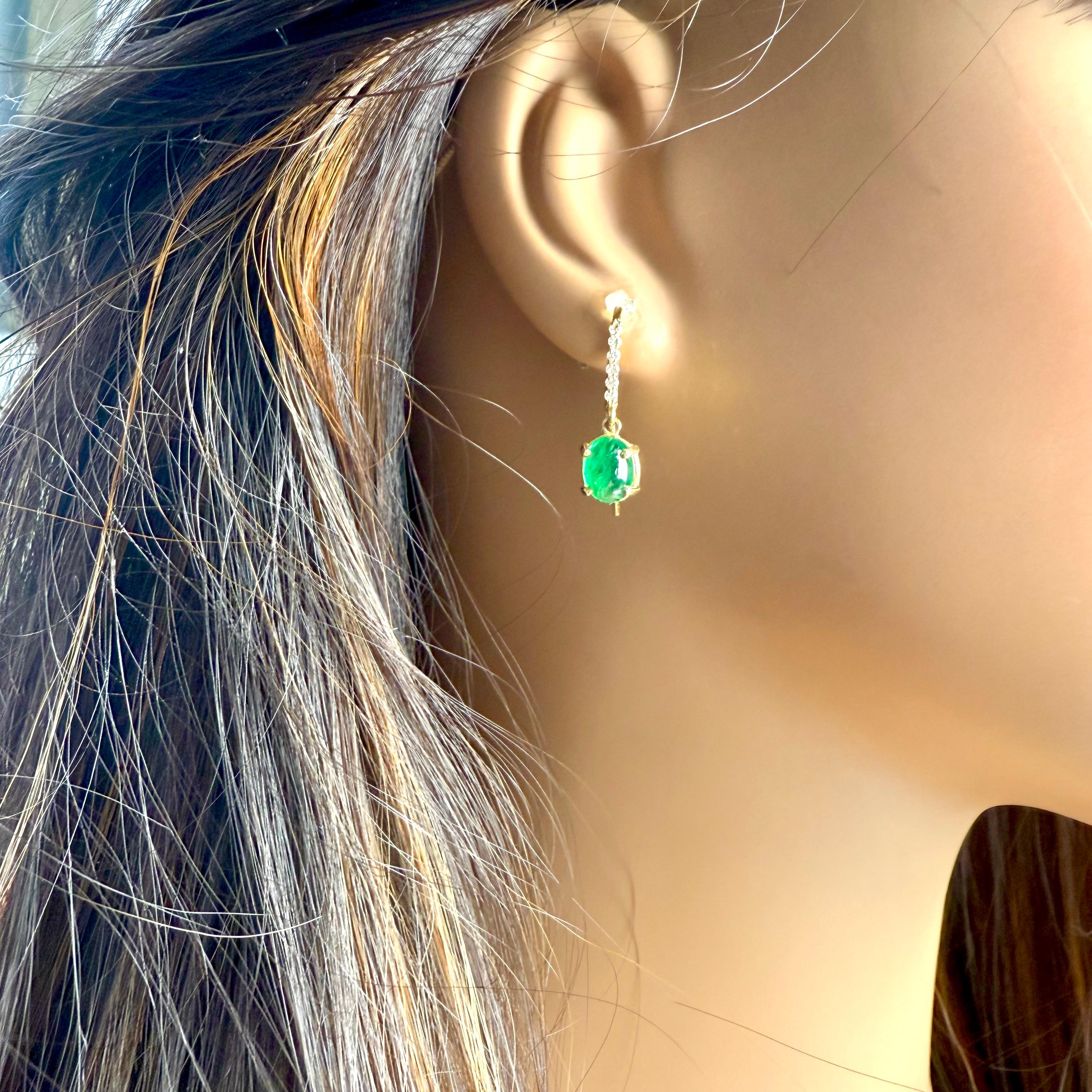 Pendientes de aro de pastor de diamantes de oro amarillo de 14 quilates con gotas de esmeralda colombiana Moderno en venta
