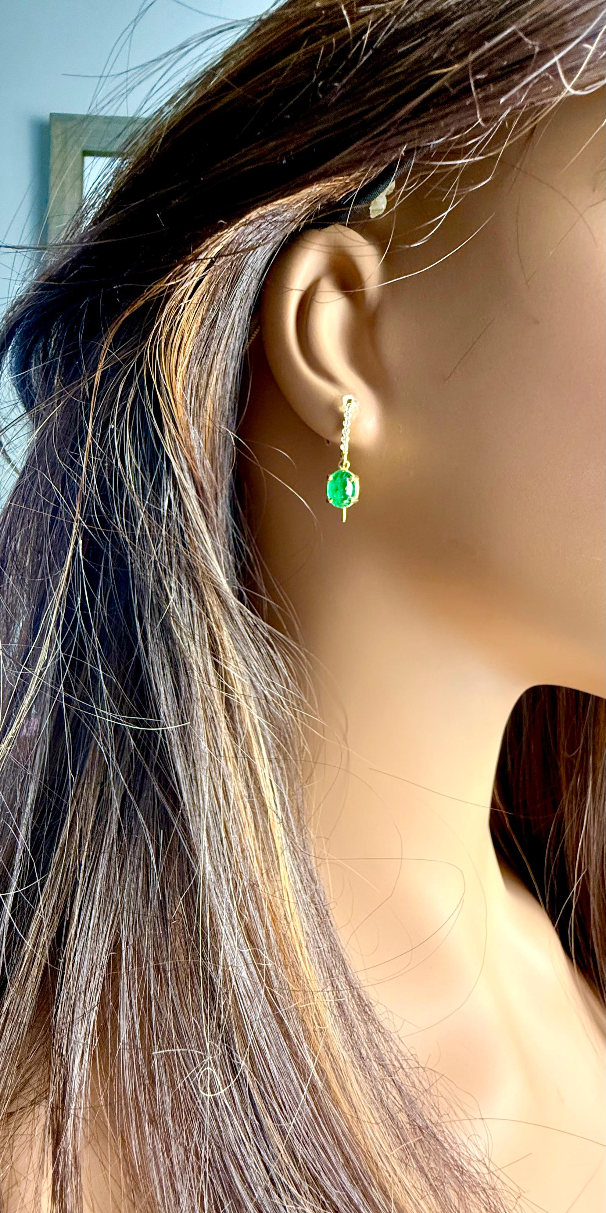 Pendientes de aro de pastor de diamantes de oro amarillo de 14 quilates con gotas de esmeralda colombiana Cabujón en venta