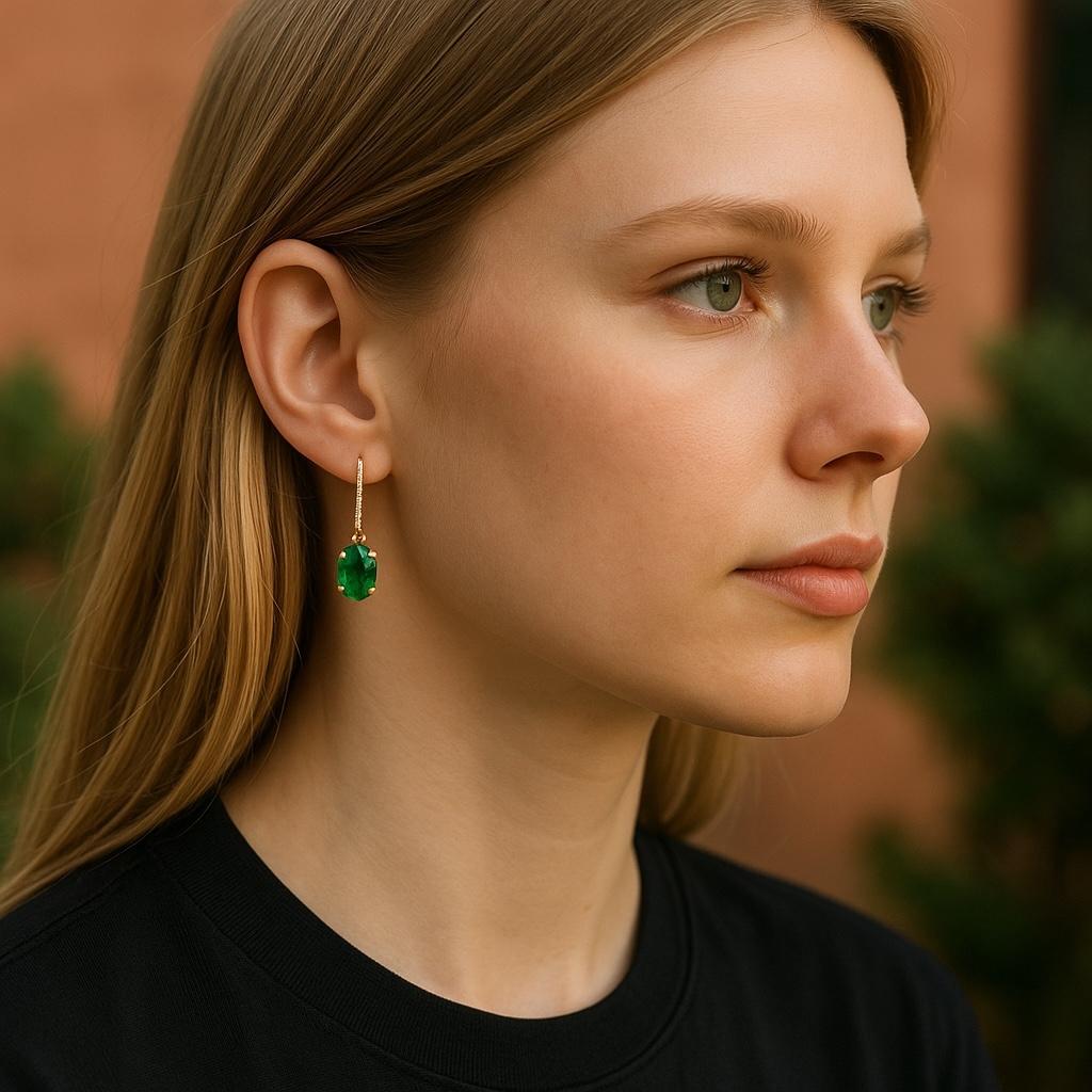 Pendientes de aro de pastor de diamantes de oro amarillo de 14 quilates con gotas de esmeralda colombiana en Nuevo estado para la venta en New York, NY