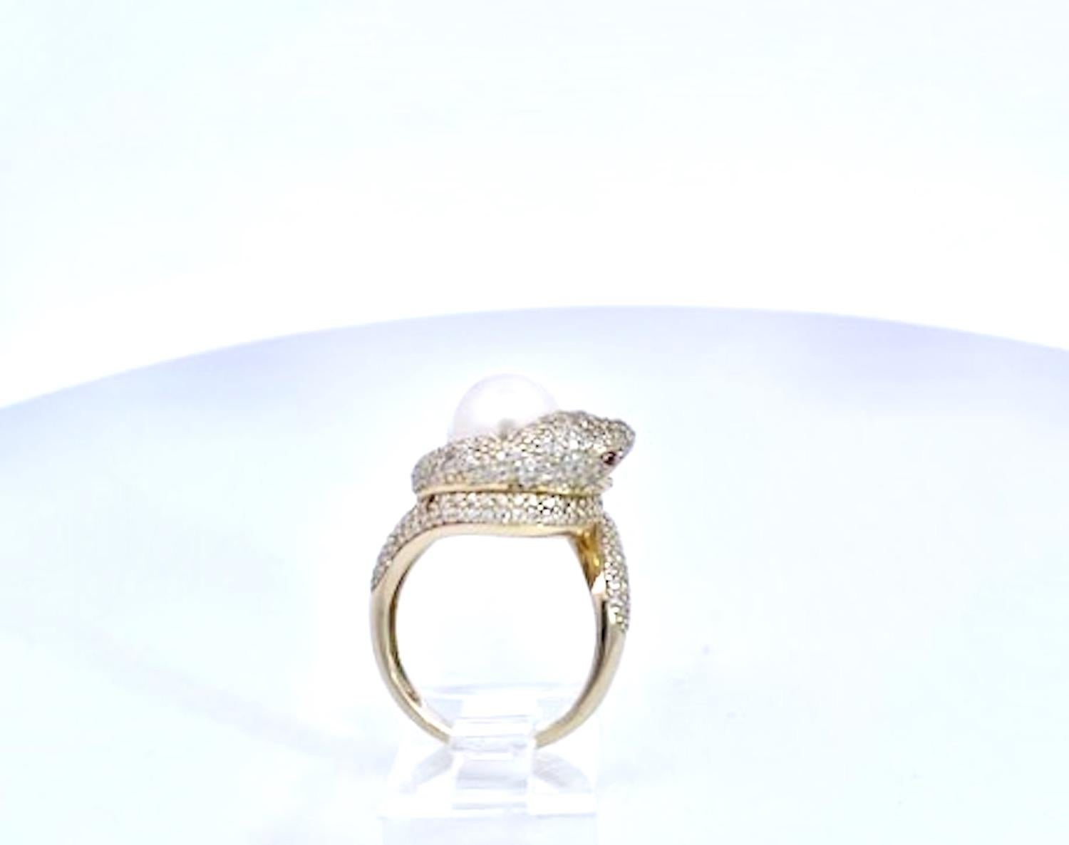 Taille ronde Bague serpent en or jaune 14K avec diamant et perle en vente
