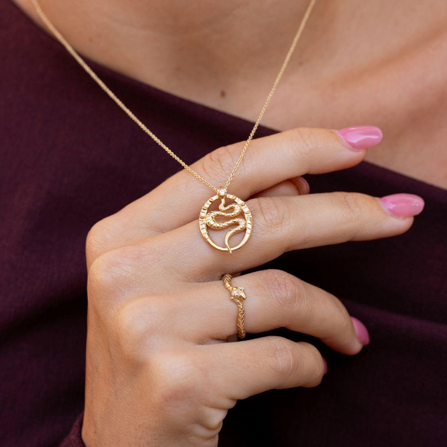 Round Cut 14k Yellow Gold & Diamond Snake Talisman Necklace For Sale