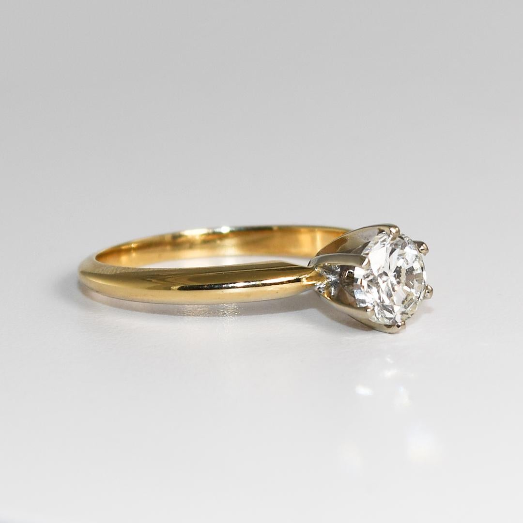 Diamant-Verlobungsring mit Solitär und Fassung aus 14 Karat Gelbgold.
Gestempelt 14k und wiegt 2,9 Gramm.
Fassung mit sechs Zacken. 
Der Diamant ist ein 1,00 Karat runder Brillantschliff, Farbe I-J, Reinheit SI1-SI2, guter Schliff.
Keine Benotung