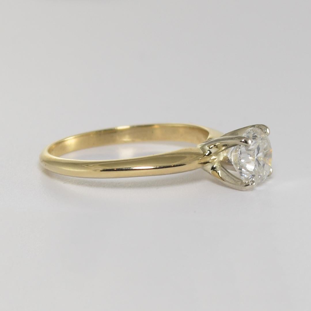 Bague de fiançailles solitaire en diamant pour dames en or jaune 14k.
Testé en 14k et pèse 2,8 grammes en poids brut.
Le diamant est de taille ronde et brillante, 1,20 carats, de couleur H à I, de pureté i1 et de bonne symétrie.
L'inclusion la plus