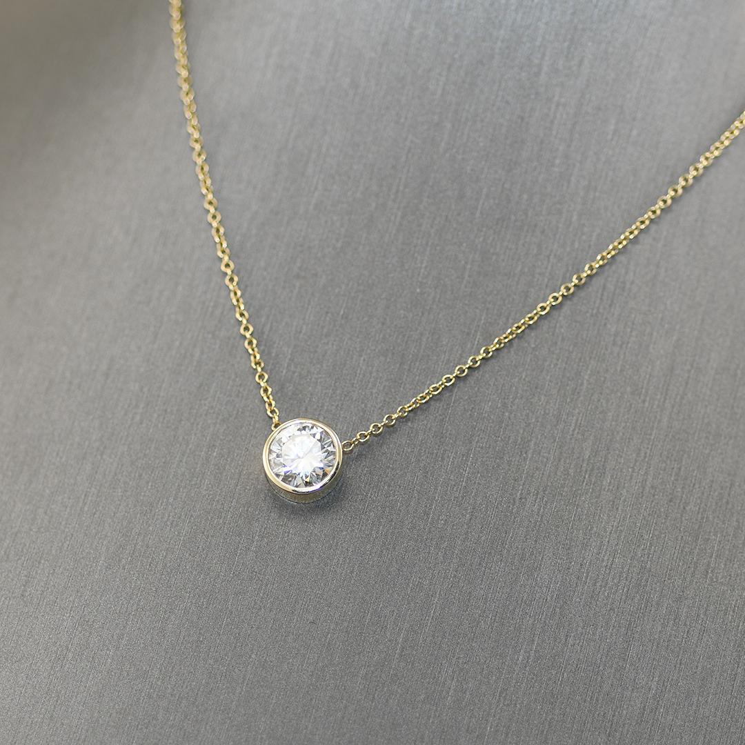 Collana con solitario di diamanti in oro giallo 14K,
GIA 3,09ct 
Collana con solitario di diamanti in oro giallo 14k.

La catena e la lunetta sono da 14k, ma la chiusura a moschettone è da 10k.

Il peso lordo della collana è di 4,8 grammi.

Il