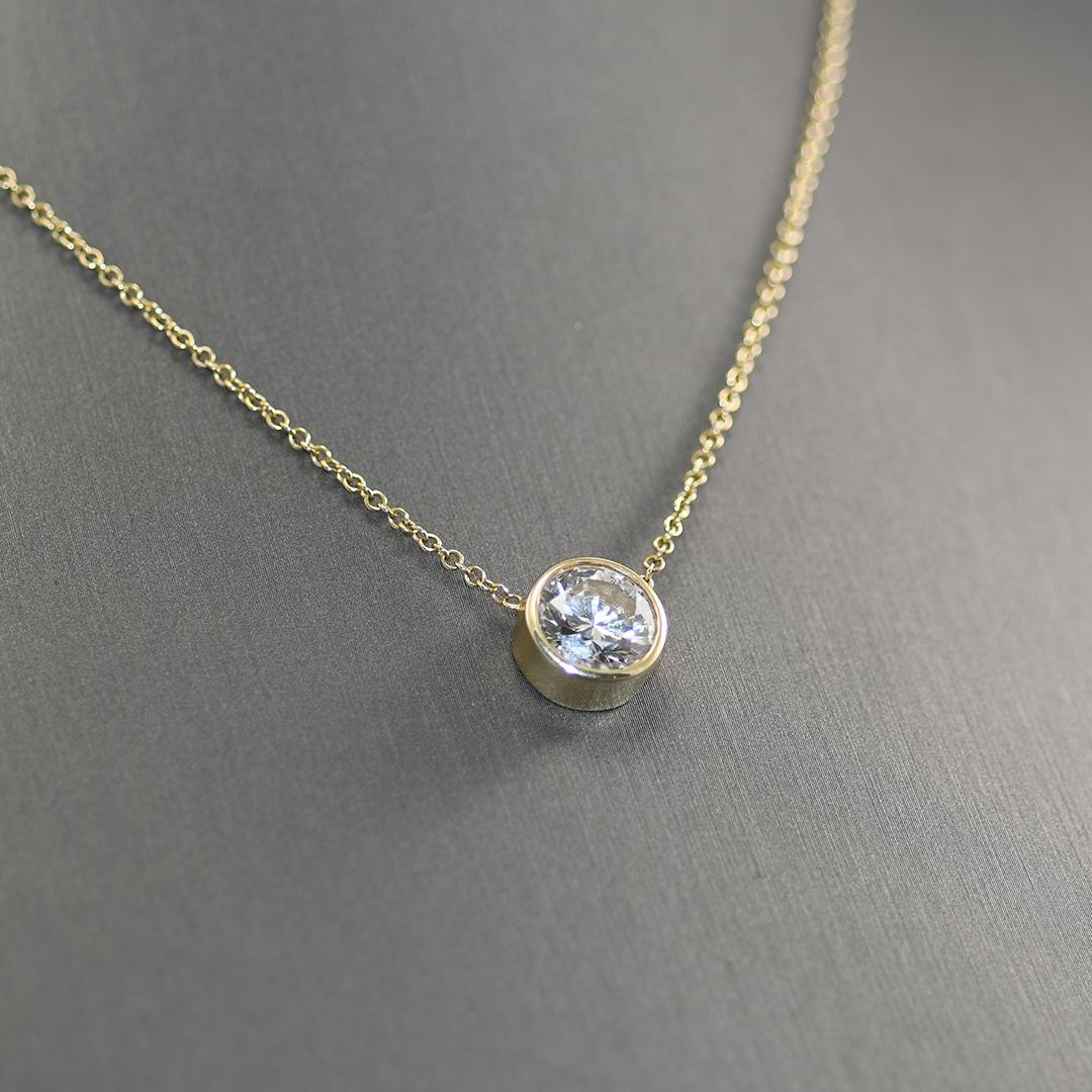 Taglio rotondo Collana con solitario di diamanti in oro giallo 14K, GIA 3,09ct in vendita