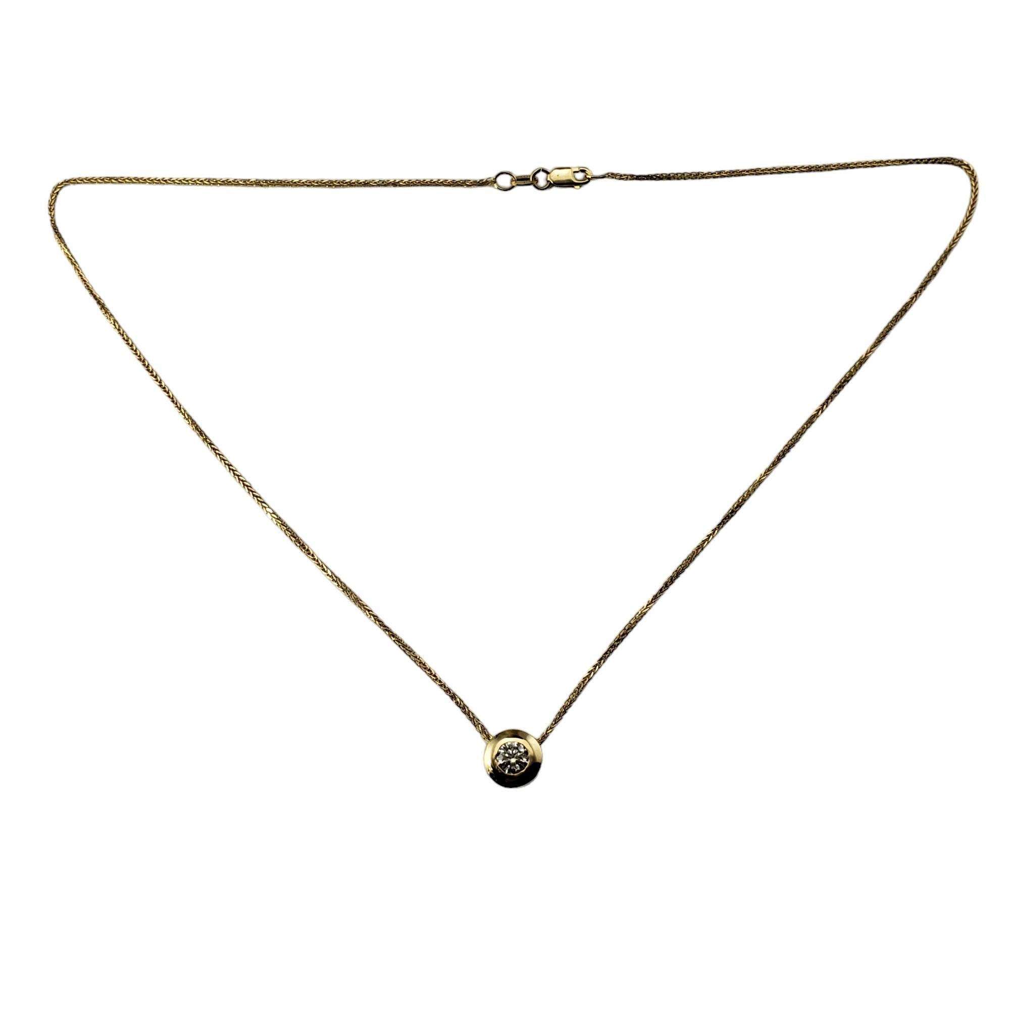 Vintage 14K Gelbgold Diamond Solitaire Anhänger Halskette-

Dieser funkelnde Anhänger ist mit einem runden Diamanten im Brillantschliff in klassischem 14-karätigem Gelbgold gefasst. 

Ungefähres Gesamtgewicht der Diamanten: 45 ct.

Farbe des