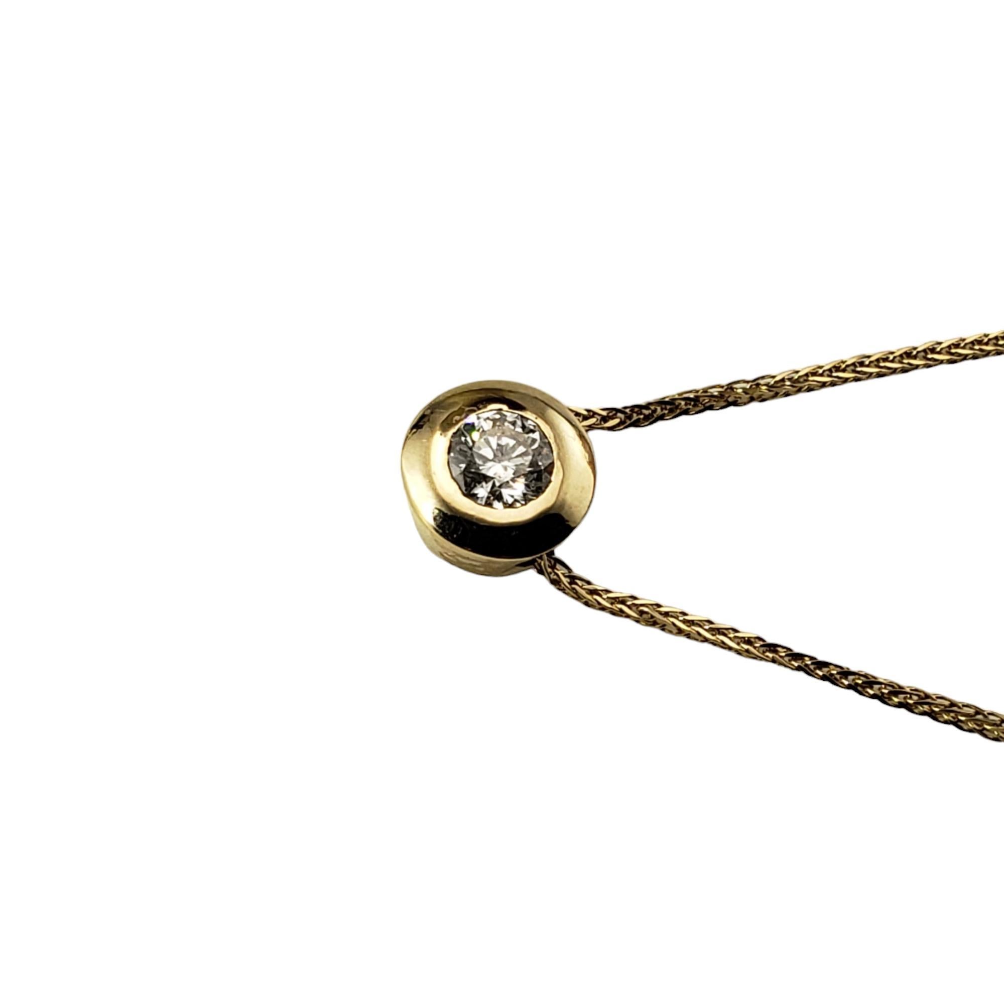 Taille ronde Collier pendentif solitaire en or jaune 14 carats avec diamants n° 16042 en vente