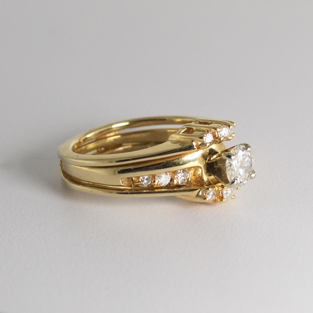 Cette éblouissante bague de style solitaire en or jaune 14 carats avec accents pèse 5,80 grammes.
Il contient en son centre un diamant rond de 4,5 mm de diamètre, d'un poids total de 0,40 carat, de pureté vs1-vs2, de couleur H-I-J.
Il est rehaussé