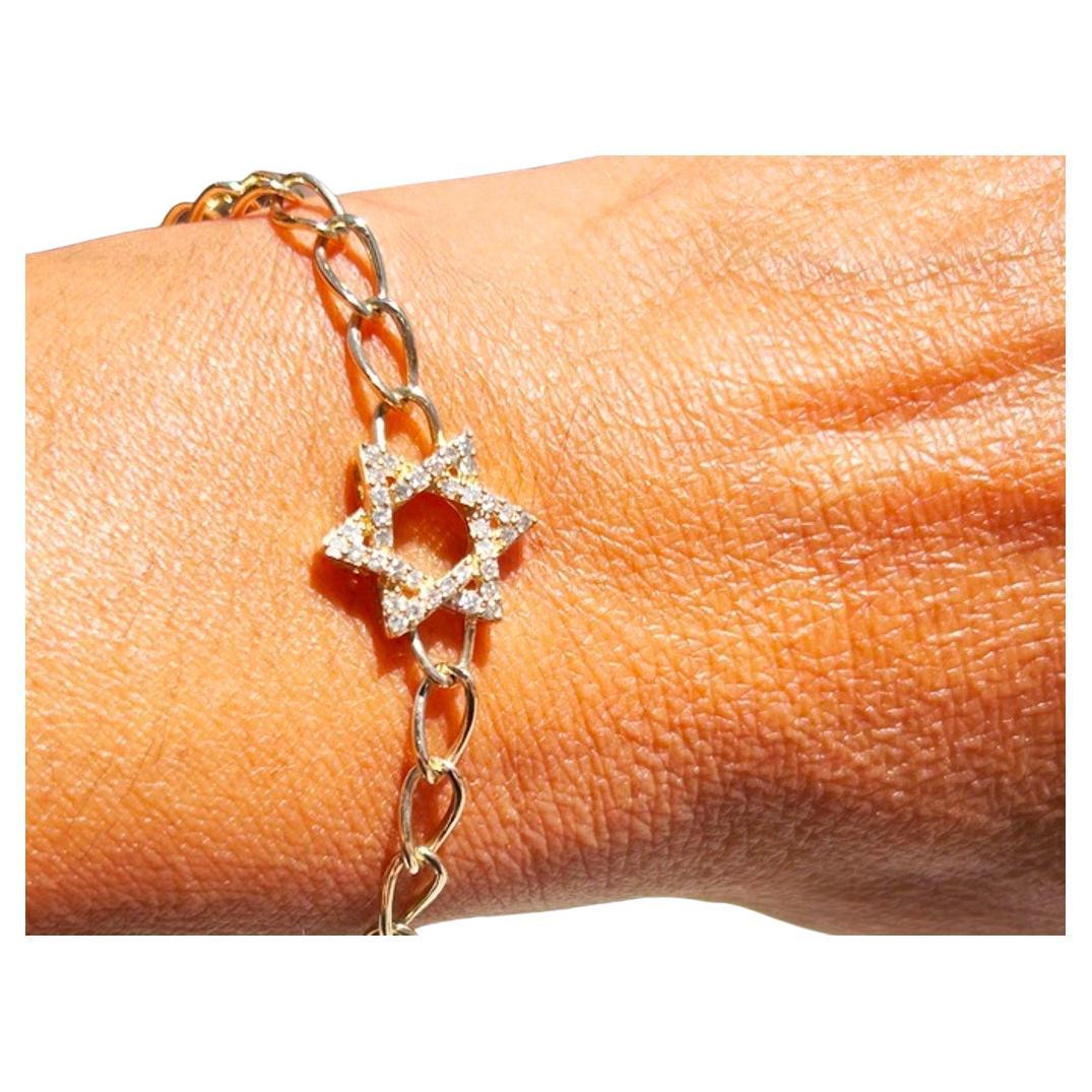 Bracciale Stella di David in 14KYG con diamanti 0,30CTS 

Questo bracciale presenta un ciondolo a forma di stella di David tempestato di diamanti. Un perfetto equilibrio tra eleganza e fede, pensato per essere indossato tutti i giorni!
 
