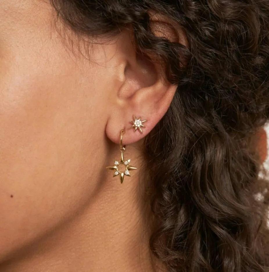 Round Cut 14K Yellow Gold Diamond Starburst Stud Earrings Minimalist For Sale