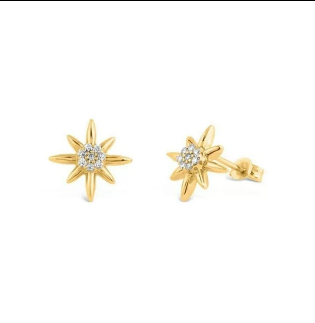 14K Yellow Gold Diamond Starburst Stud Earrings Minimalist Tiny Diamond Stars. In New Condition For Sale In Chicago, IL