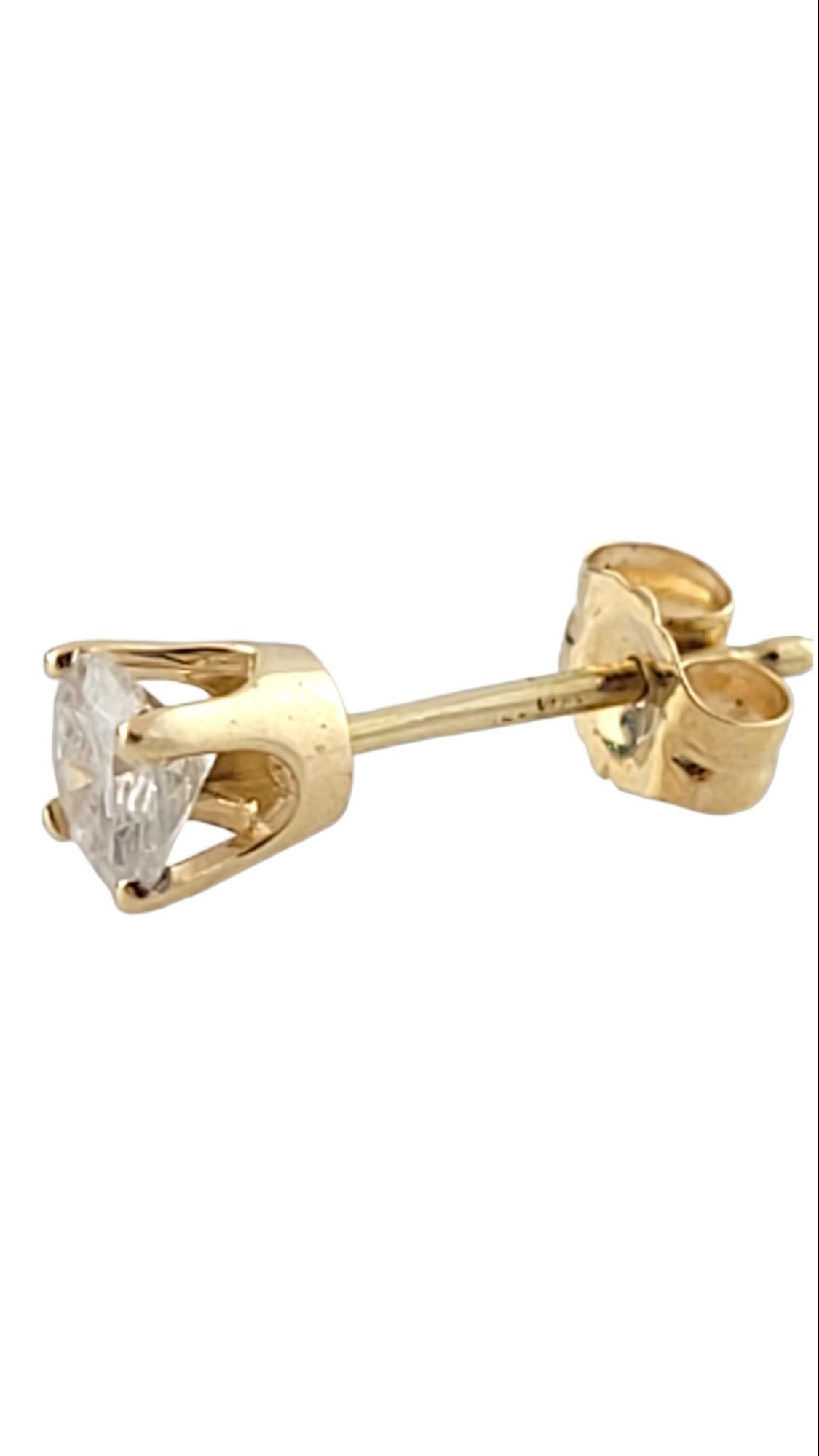 14K Yellow Gold Diamond Stud

Gorgeous 14K gold stud with a sparkling round cut diamond!

Approximate total diamond weight: .24 cts

Diamond color: I

Diamond clarity: I2

Size: 3.8mm X 3.8mm

Weight: 0.32 g/ 0.2 dwt

Hallmark: 585

Very good
