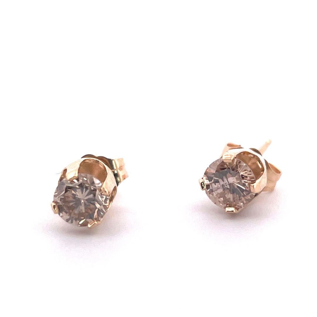 Round Cut 14k Yellow Gold Diamond Stud Earring For Sale
