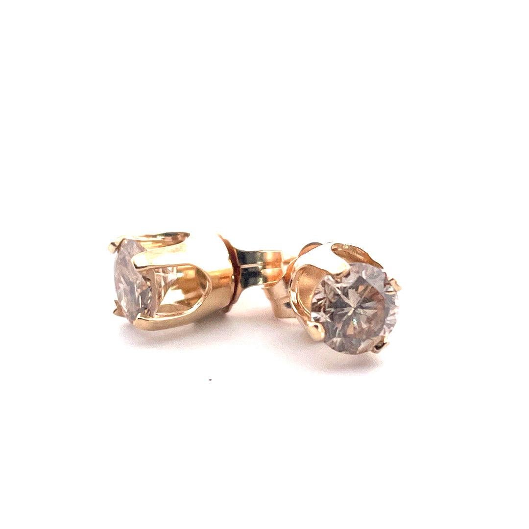 14k Yellow Gold Diamond Stud Earring In New Condition For Sale In New York, NY