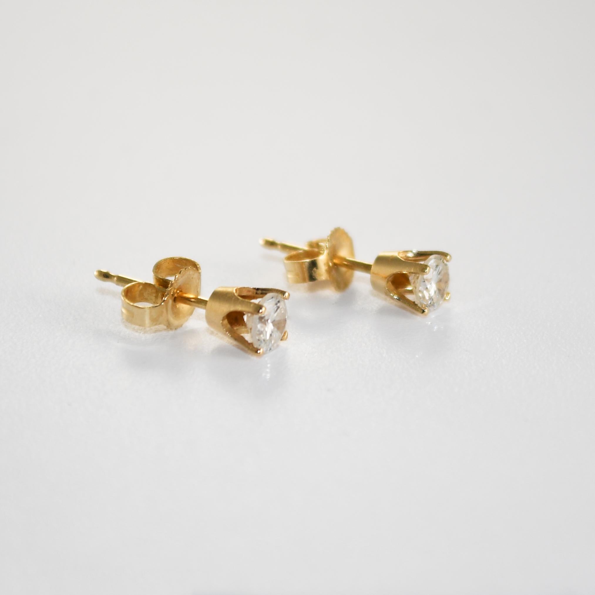 Orecchini con diamanti in oro giallo 14k.
Timbrato 14k e pesa 0,7 grammi.
I diamanti sono tagli tondi brillanti, per un totale di 0,45 carati, di colore G, H, i e di purezza i1.
I supporti con retro a frizione per le orecchie forate.
Condizioni