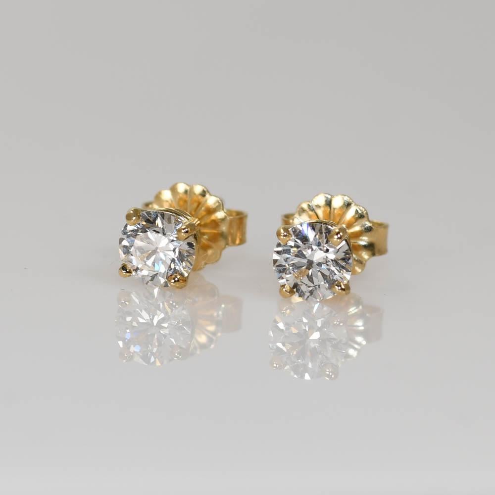 Orecchini con diamanti in oro giallo 14k.
Le incastonature sono stampate a 14k.
I diamanti sono tagli tondi brillanti, 0,80 carati totali, colore G-H, purezza VS, taglio da molto buono a eccellente.
Gli orecchini sono provvisti di perni e di