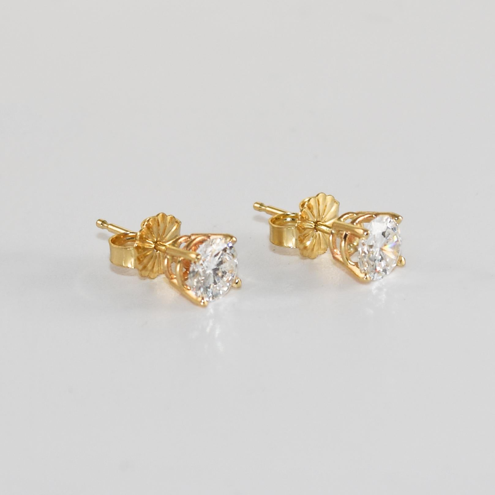 Boucles d'oreilles en diamant montées sur or jaune 14k.
Taille ronde et brillante, .97 carats au total, couleur H à I, pureté Vs, pureté Si, bonne taille.
Pour les oreilles percées, il y a des poteaux avec des dos à friction.
Etat neuf.