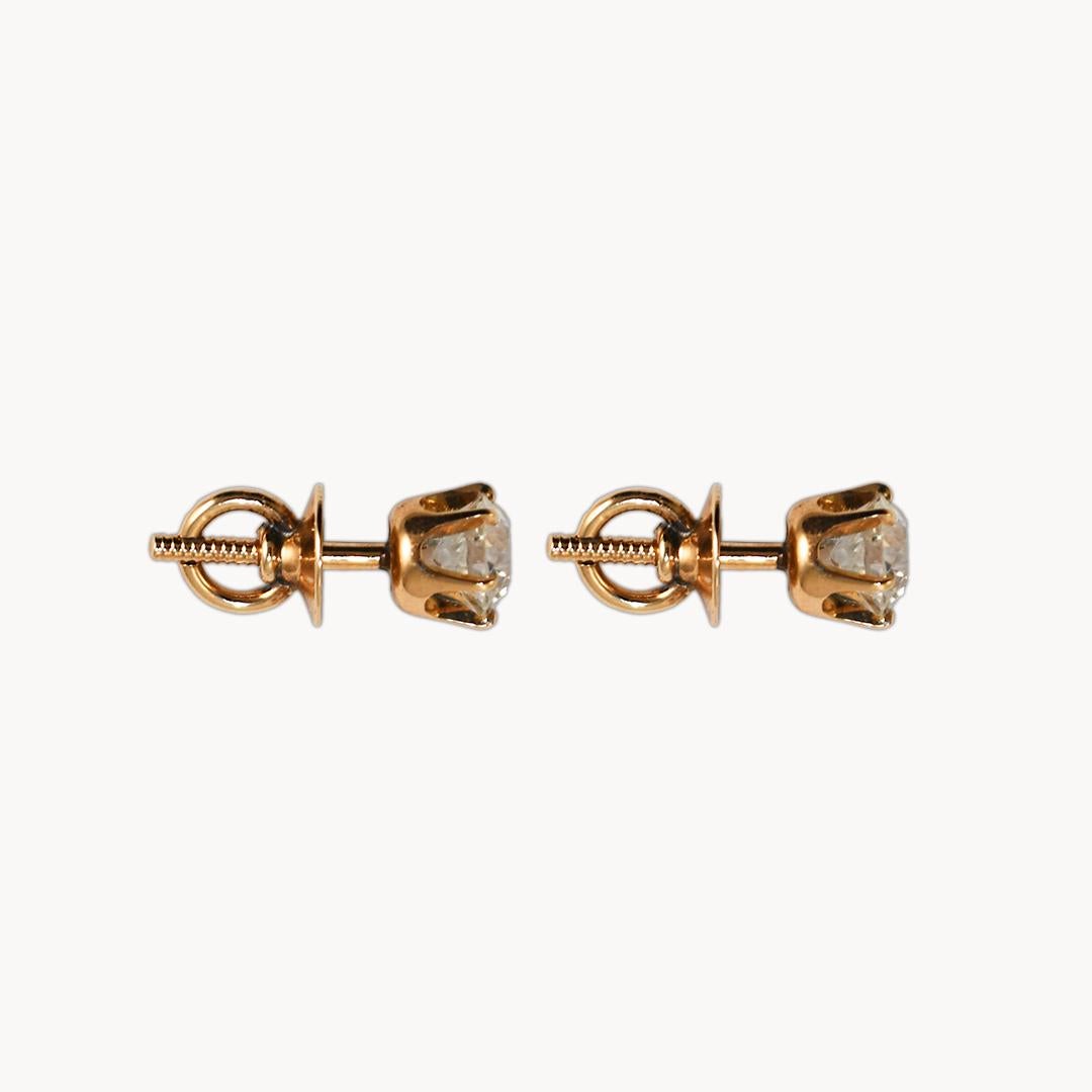 Diamond stud earrings in 14k yellow gold settings with butterfly fasteners.
The diamonds are round brilliant cuts, si2 clarity, i to j color, with very good proportions.
These earrings are pre-owned and have been cleaned and polished.
