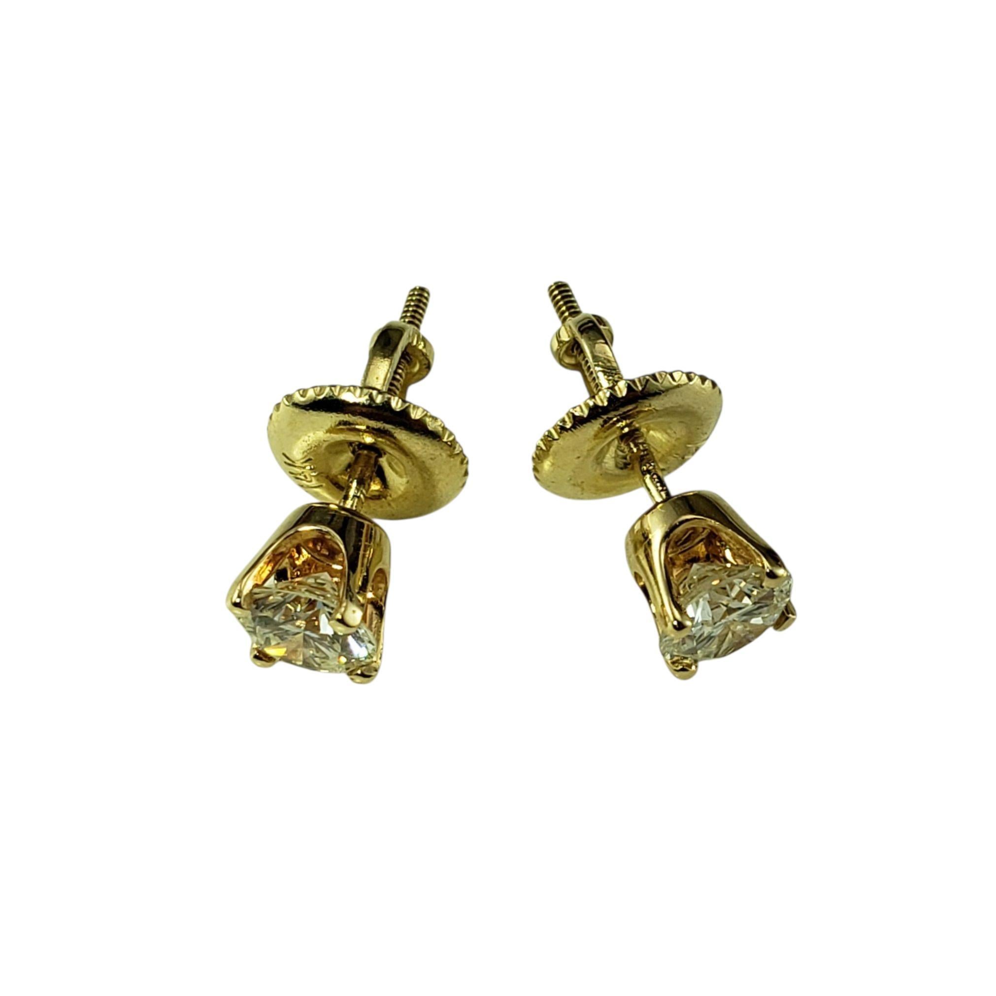 Boucles d'oreilles en or jaune 14K avec diamants-

Ces boucles d'oreilles étincelantes présentent chacune un diamant rond de taille brillant serti dans de l'or jaune 14K. Parfait pour la vie de tous les jours et les occasions spéciales. Fermeture à