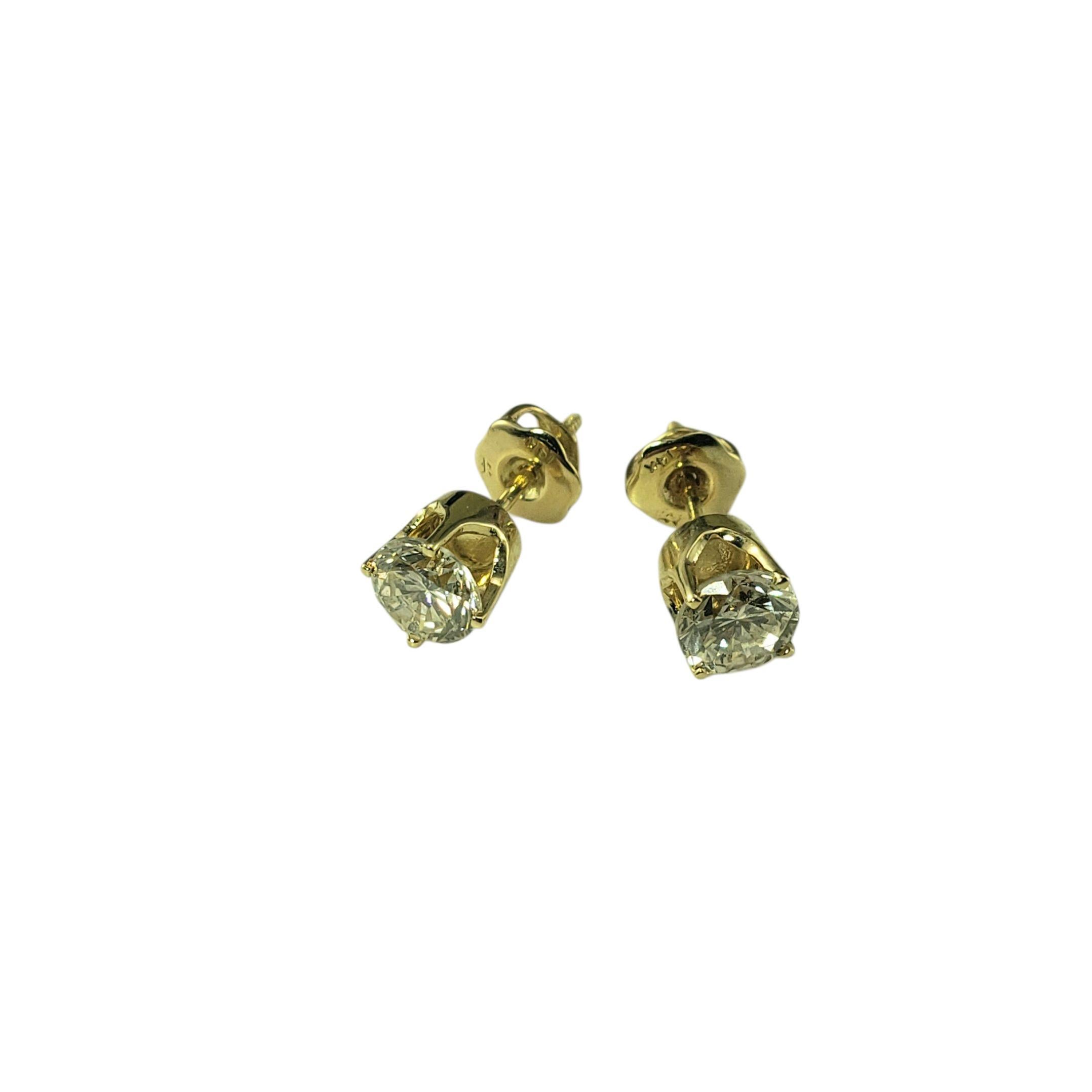 Orecchini con diamanti in oro giallo 14K

Classici e senza tempo, questi scintillanti orecchini a perno presentano ciascuno un diamante rotondo taglio brillante incastonato in oro giallo 14K. Chiusure a vite.

Peso totale approssimativo dei