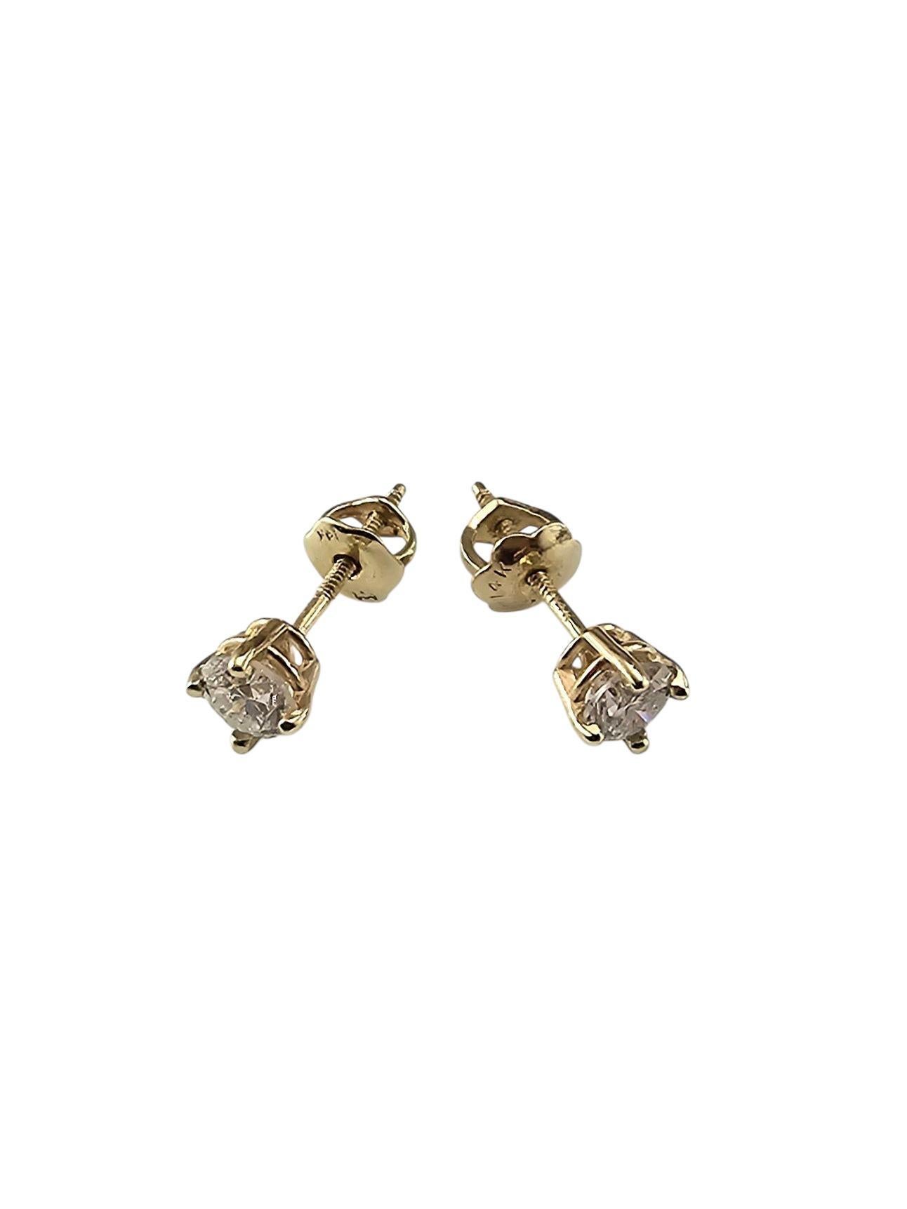 Orecchini con diamanti in oro giallo 14K

Questi intramontabili orecchini a perno presentano ciascuno un diamante rotondo taglio brillante incastonato nel classico oro giallo 14K. Uno scintillio classico e quotidiano che non passa mai di moda.