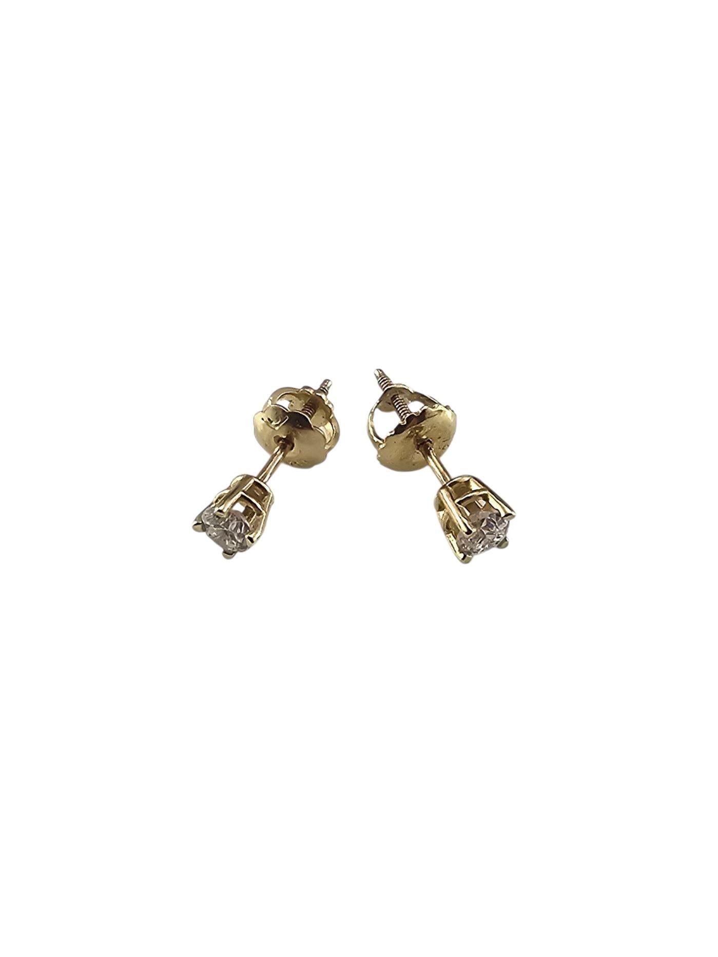 Ces boucles d'oreilles intemporelles présentent chacune un diamant rond de taille brillant serti dans de l'or jaune 14K classique. Un éclat classique et quotidien qui ne se démode jamais. Fermetures à dos vissé.

Poids total approximatif des