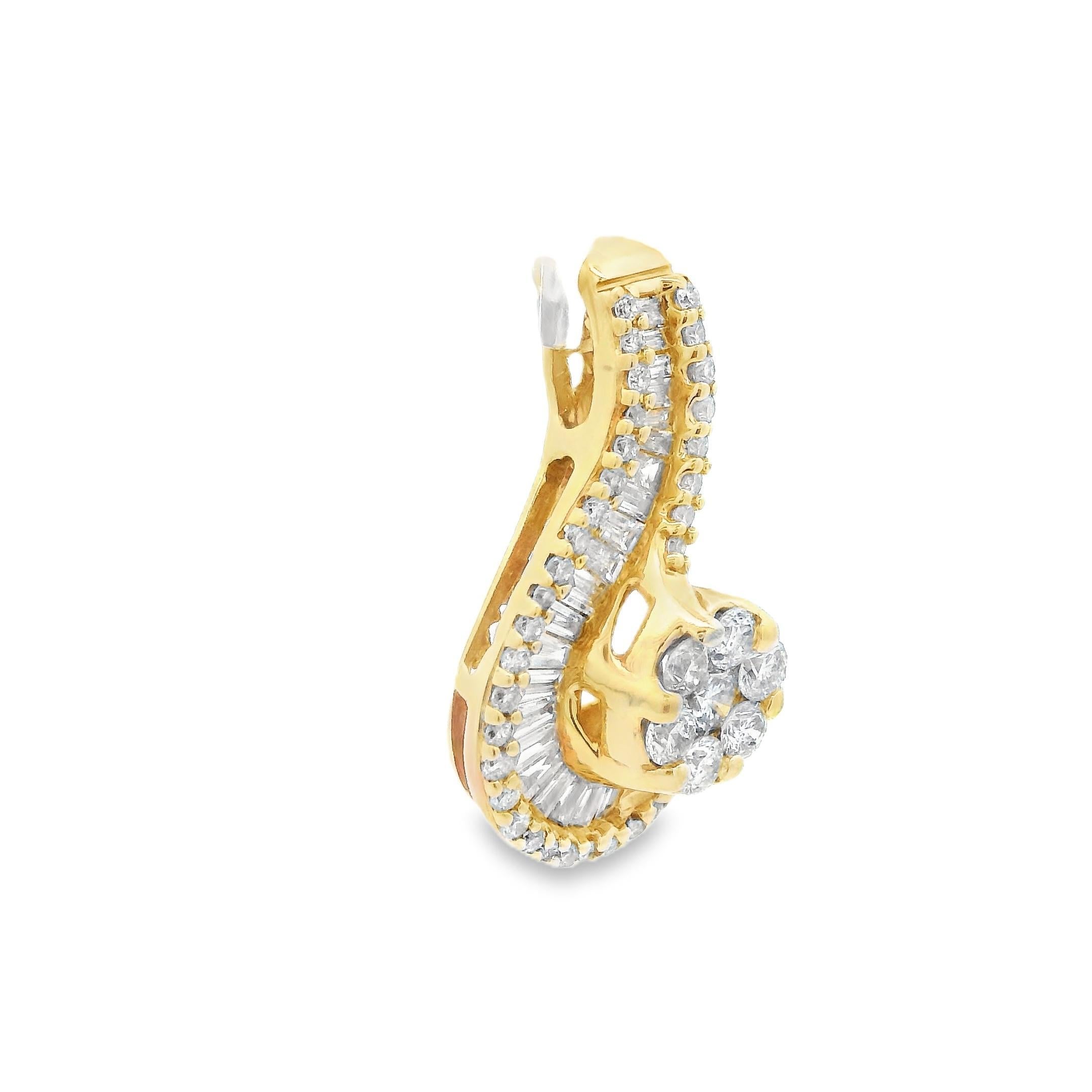 Ce magnifique pendentif est réalisé en or jaune 14k avec des diamants ronds étincelants et des diamants baguettes d'un blanc éclatant. Le centre du pendentif est constitué d'un sertissage traditionnel de diamants ronds, pour un maximum d'éclat.