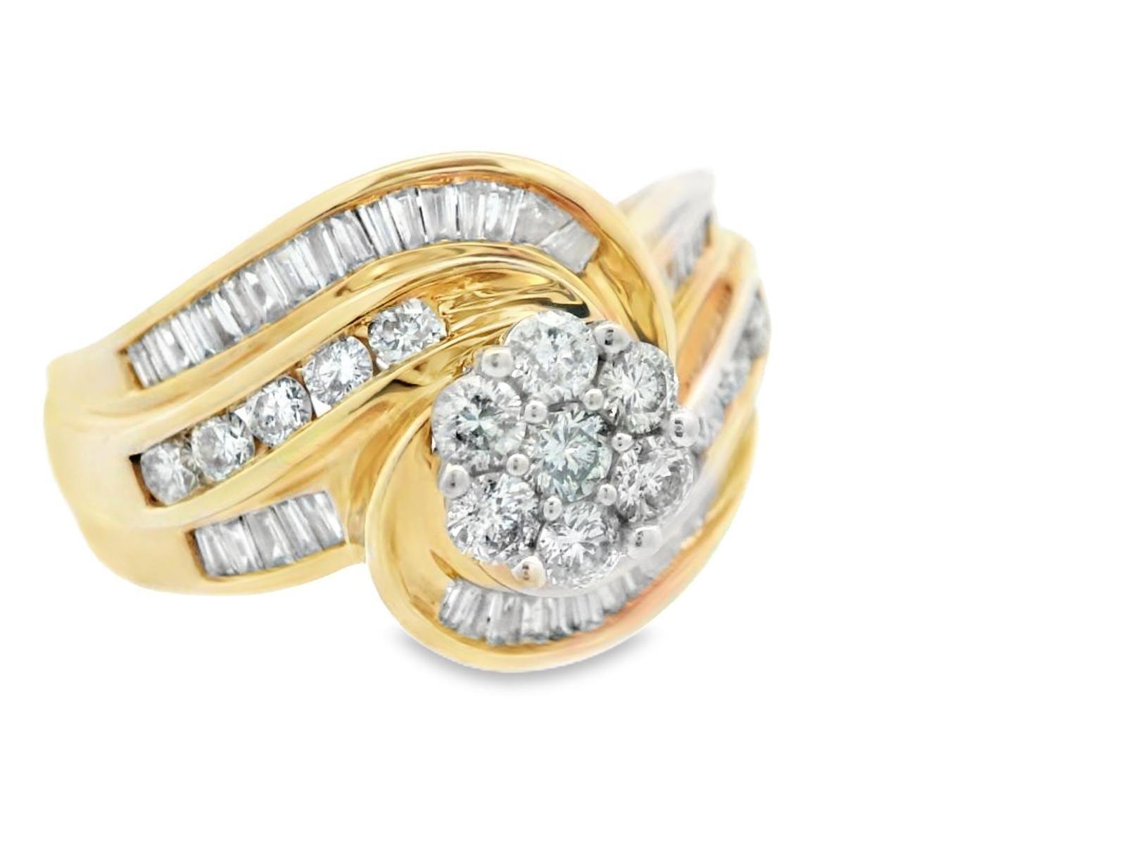 Cette magnifique bague à tourbillon de diamants est fabriquée en or jaune 14k avec des diamants ronds et des diamants baguettes. Le centre de la bague est orné d'une grappe de diamants étincelante composée de sept diamants ronds de plus grande