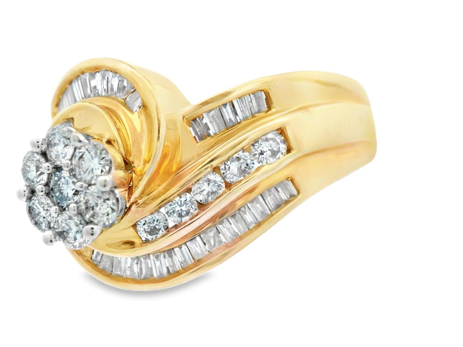Bague en or jaune 14k avec tourbillon de diamants en vente 1