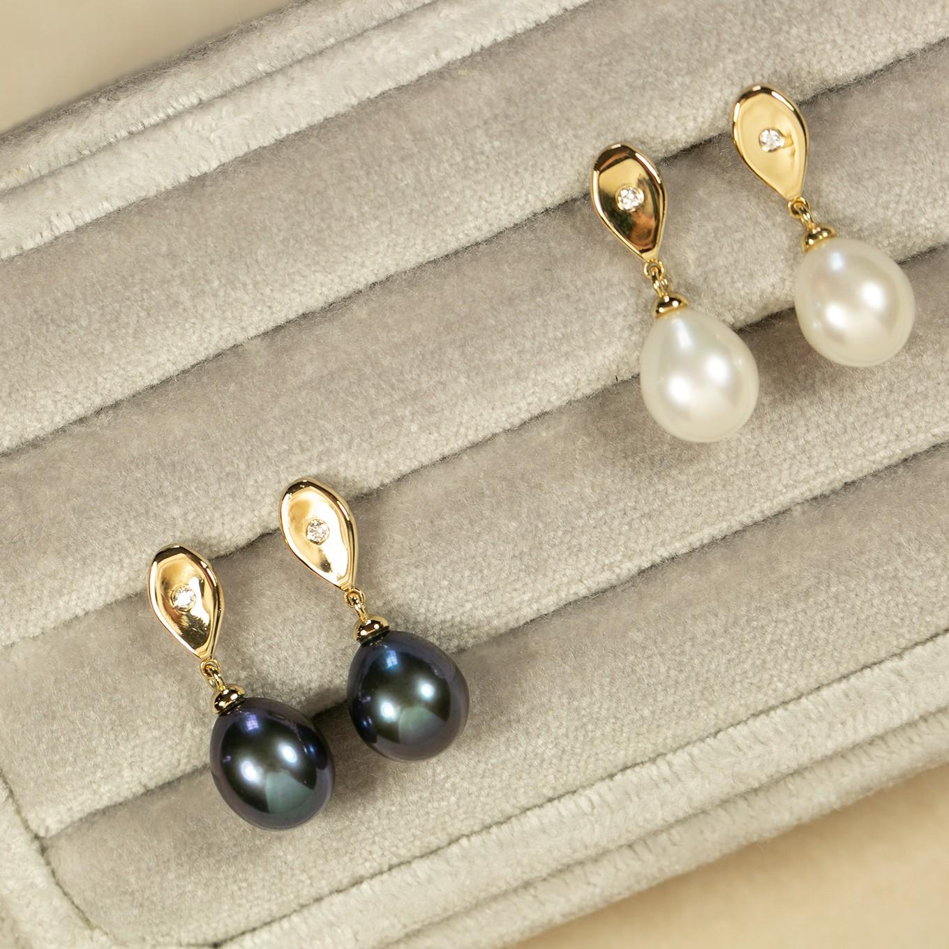 Contemporary 14K Yellow Gold Diamond Teardrop and Black Pearl Eearrings For Sale