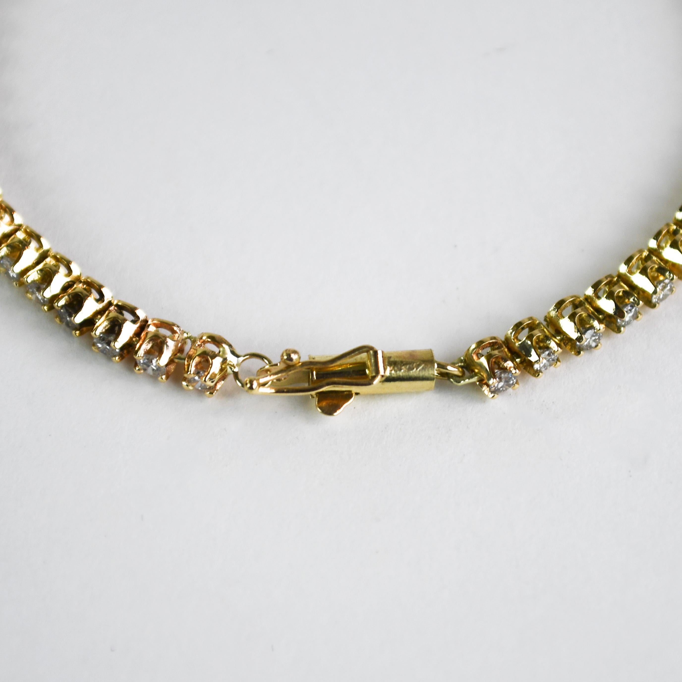 Damen Tennisarmband aus 14k Gelbgold und Diamanten.
Testet 57% Gold und wiegt 8,4 Gramm.
Die Diamanten haben einen runden Brillantschliff, insgesamt 1,50 Karat, Farbe i bis j und Reinheit Si.
Das Armband ist 6 1/2 Zoll lang und 3 mm