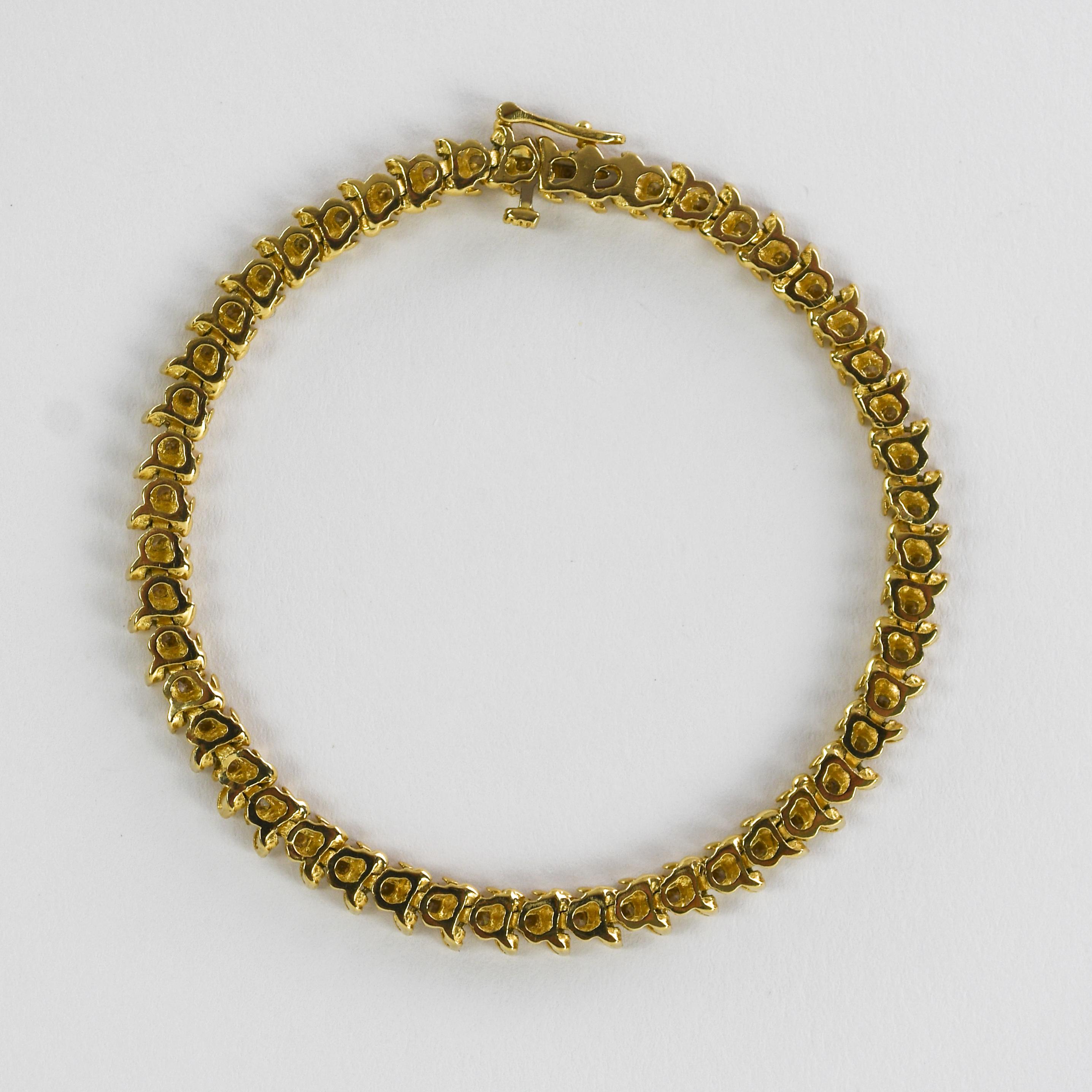 Pulsera de tenis de oro amarillo de 14k con diamantes.
Prueba 58% de oro con un analizador de metales XRF y pesa 11,4 gramos.
Los diamantes son talla brillante redonda, 1,50 quilates en total, color J a K, claridad Si a i1.
Cuatro diamantes tienen