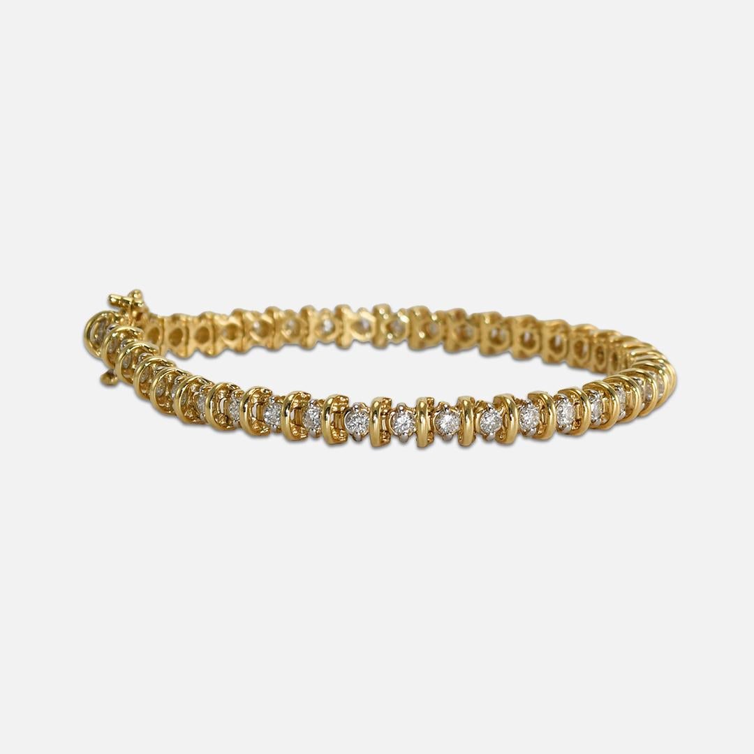 Diamant-Tennisarmband für Damen in 14-karätiger Gelbgoldfassung.
Die Schließe ist mit 14k gestempelt und das Armband wiegt 14,3 Gramm brutto.
Die Diamanten haben einen runden Brillantschliff, insgesamt 2,50 Karat, Farbe H bis I und Reinheit i1.
Das