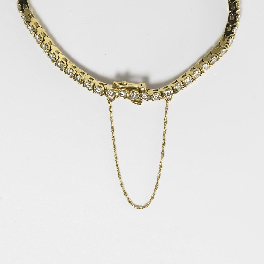 Diamant-Tennisarmband für Damen in gelber 14-Karat-Fassung.
Gestempelt 14k und wiegt 9,9 Gramm Bruttogewicht.
Die Diamanten haben einen runden Brillantschliff, insgesamt 3,00 Karat, die Farbe H- i und die Reinheit Si.
Das Armband misst 7 Zoll lang