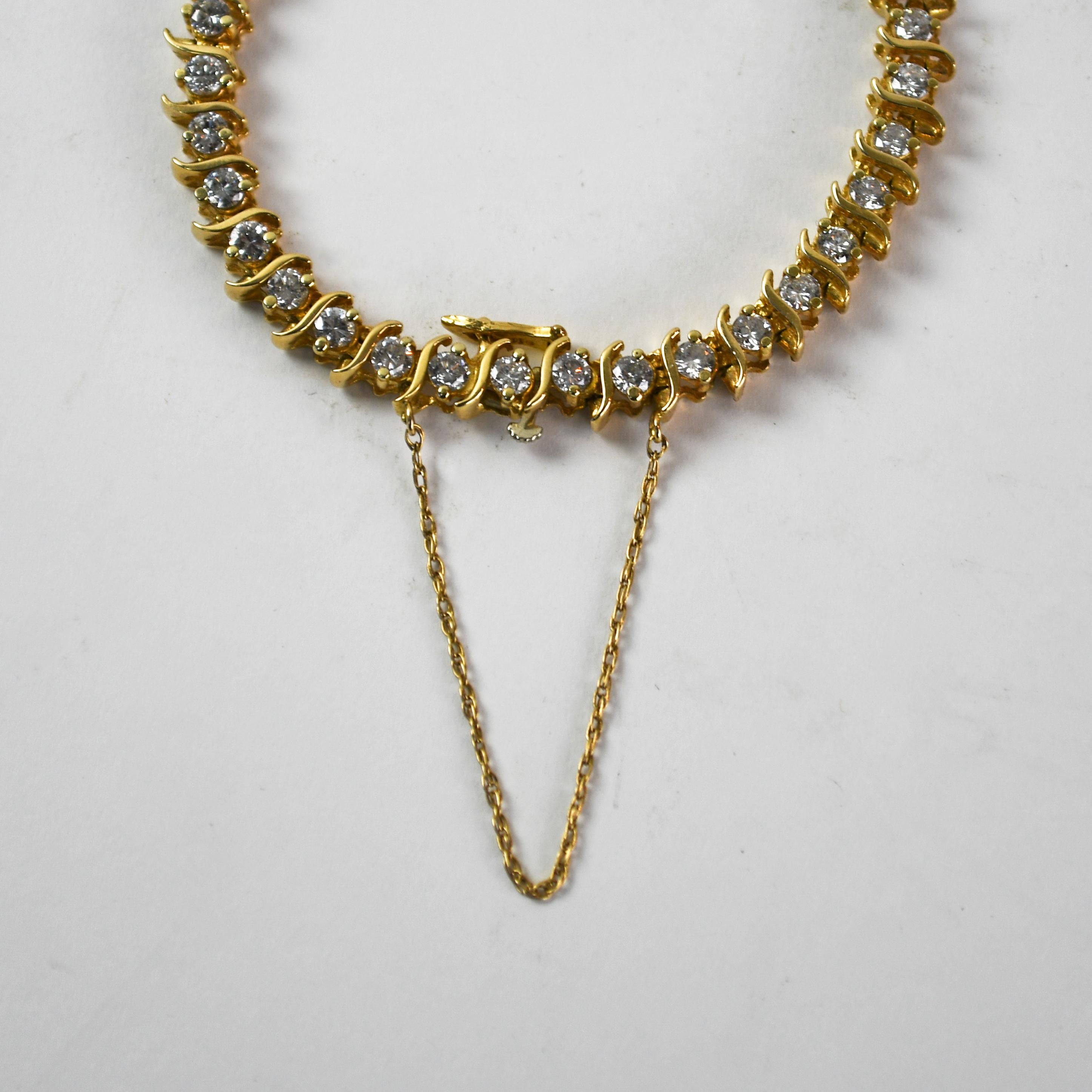 Bracelet de tennis en diamant en or jaune 14k.
Estampillé 14k et pèse 18,4 grammes.
Les diamants sont de taille ronde et brillante, 4,00 carats au total, couleur H, pureté Si.
Le bracelet mesure 6 3/4 pouces de long et 6,5 mm de large.
Une chaîne de
