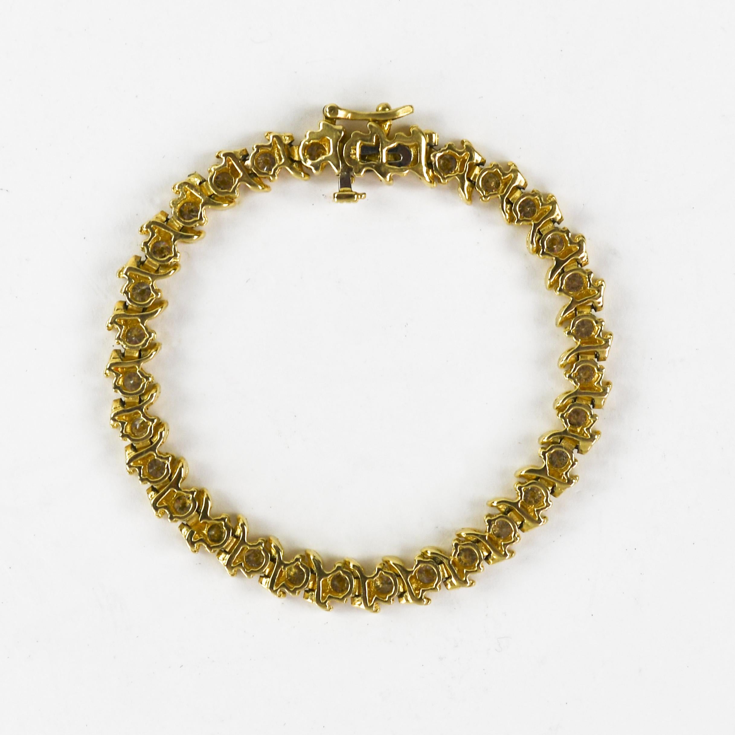 Bracelet de tennis en or jaune 14k et diamants.
Estampillé 14k et pèse 17,8 grammes.
Les diamants sont de taille ronde et brillante, 4,00 carats au total, de couleur H à i, de pureté Si à i1, de bonne taille.
Le bracelet mesure 6 1/2 pouces de long