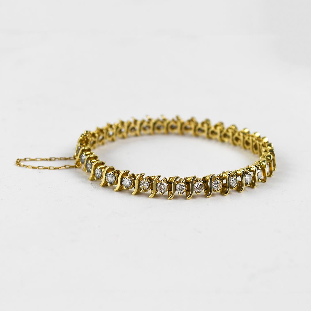 Bracciale tennis in oro giallo 14k e diamanti.
Test 57,5% con un analizzatore di metalli XRF.
Il bracciale pesa 18.7 grammi.
I diamanti sono tagli tondi brillanti, 4,00 carati totali, colore da J a K, purezza I2.
Il bracciale misura 7 pollici di