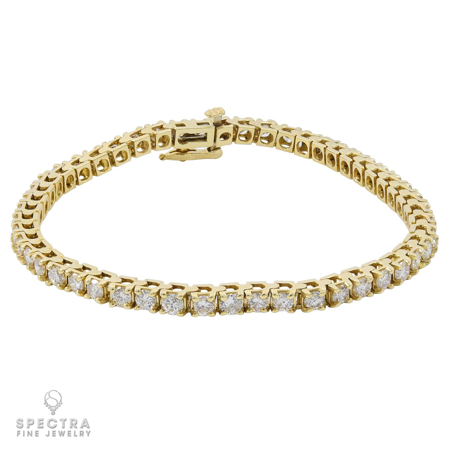 Un bracelet tennis de grande classe fait de diamants en or jaune 14k.
50 diamants d'un poids total de 5 carats.
0,1 carat chacun. Les diamants sont naturels, de couleur H-I et de pureté SI.
7 pouces de long.
Poids brut 11,56 grammes.