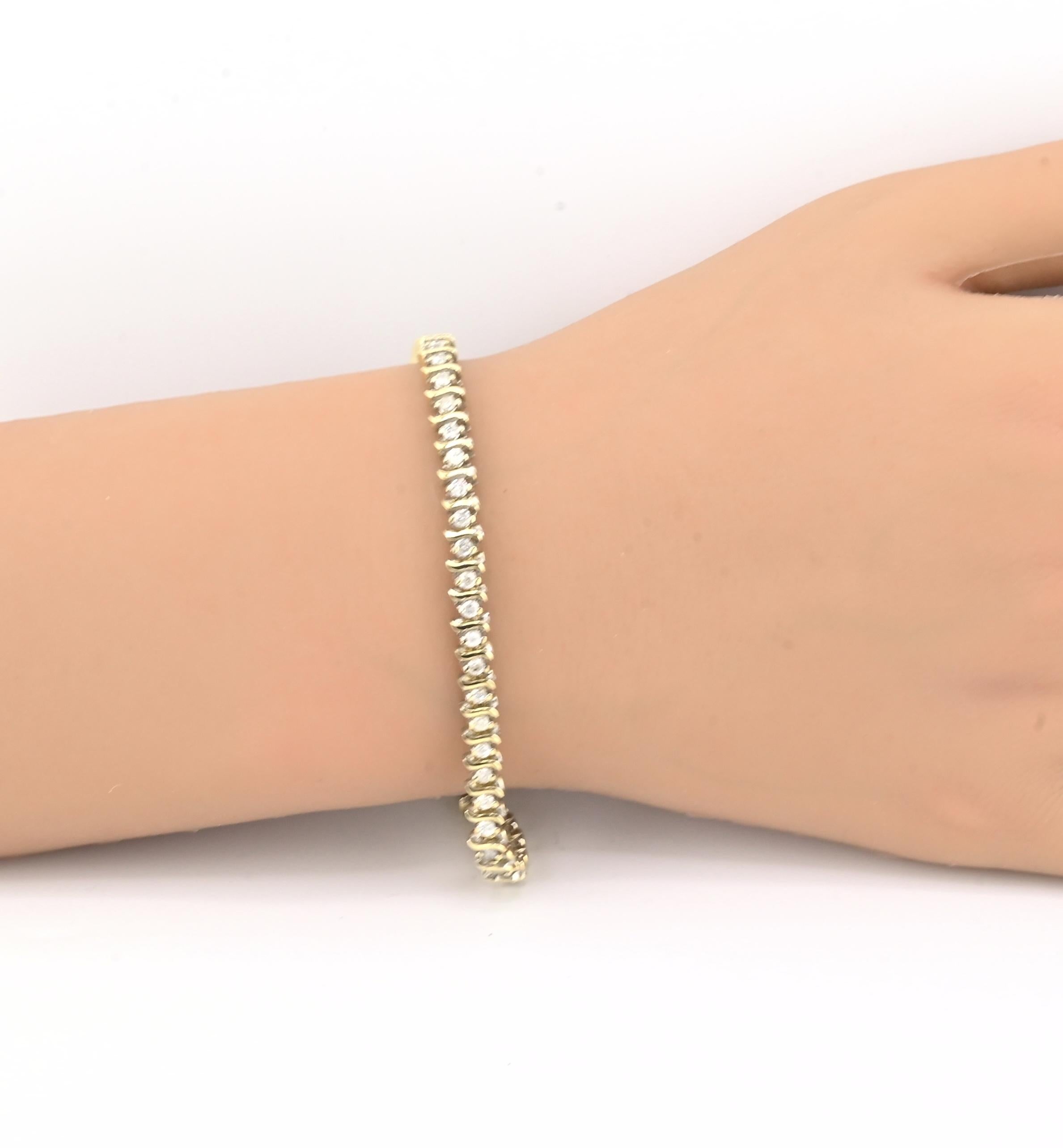 Preciosa pulsera de tenis de diamantes de oro amarillo de 14 quilates con aprox. 1,50 quilates de diamantes brillantes redondos naturales engastados en un estilo de línea elegante y atemporal. Una pulsera sólida y bien elaborada, con un excelente