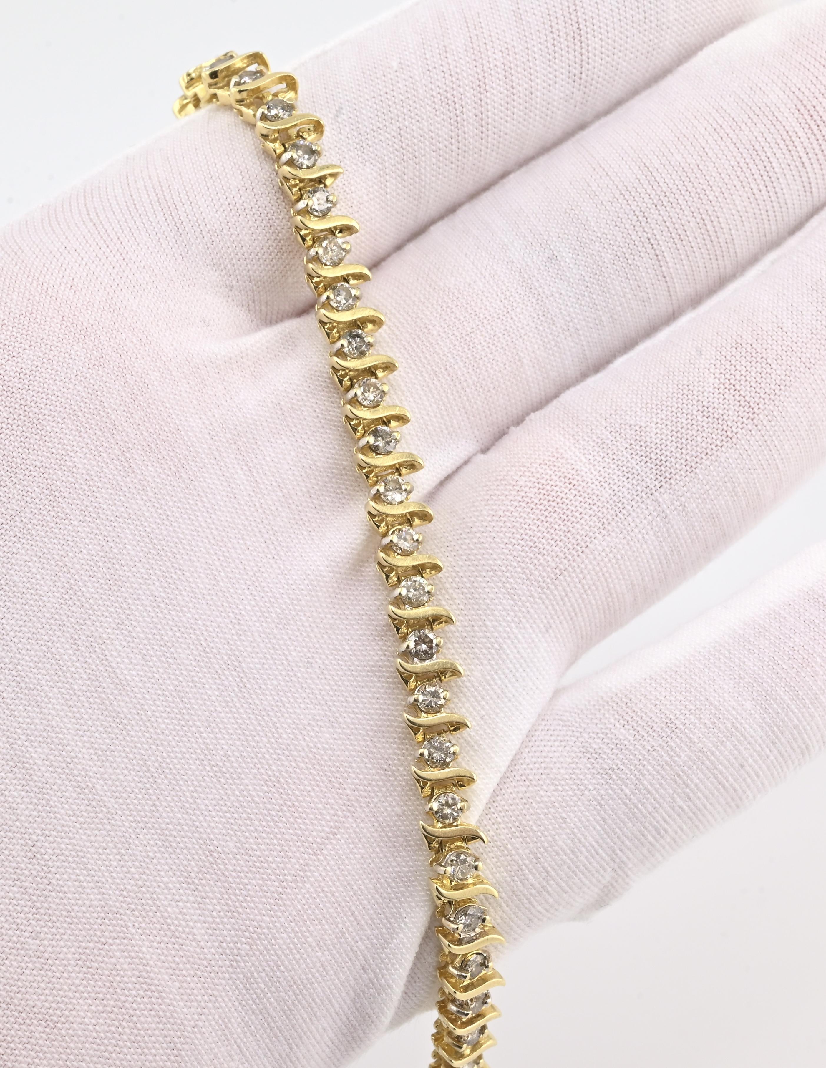 Magnifique et substantiel bracelet de tennis en or jaune 14K contenant des diamants ronds et brillants d'une valeur d'environ 2,65-2,80 carats. Les diamants brillants sont sertis dans un maillage fluide de style 