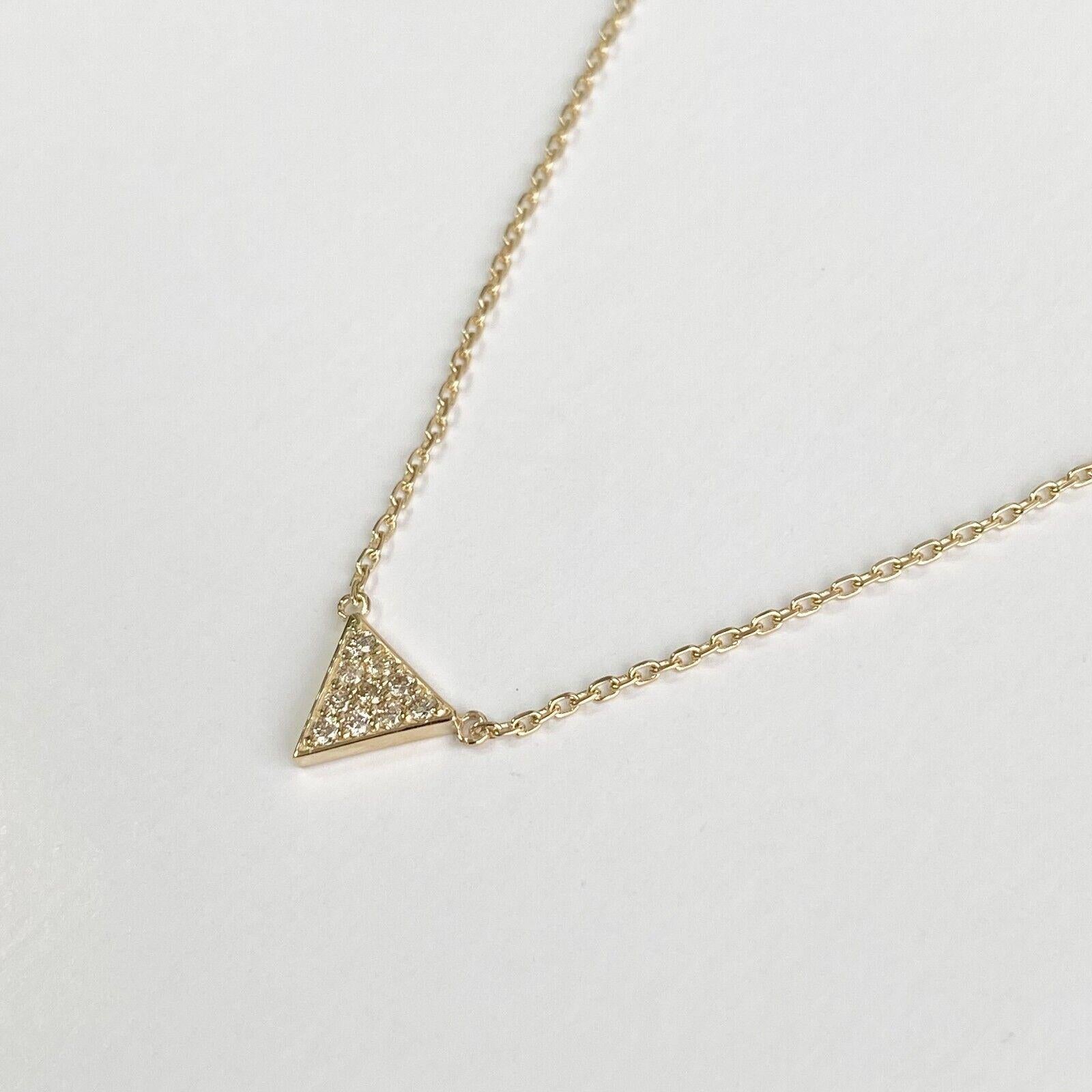 Contemporain Pendentif triangle en or jaune 14 carats avec diamants en vente