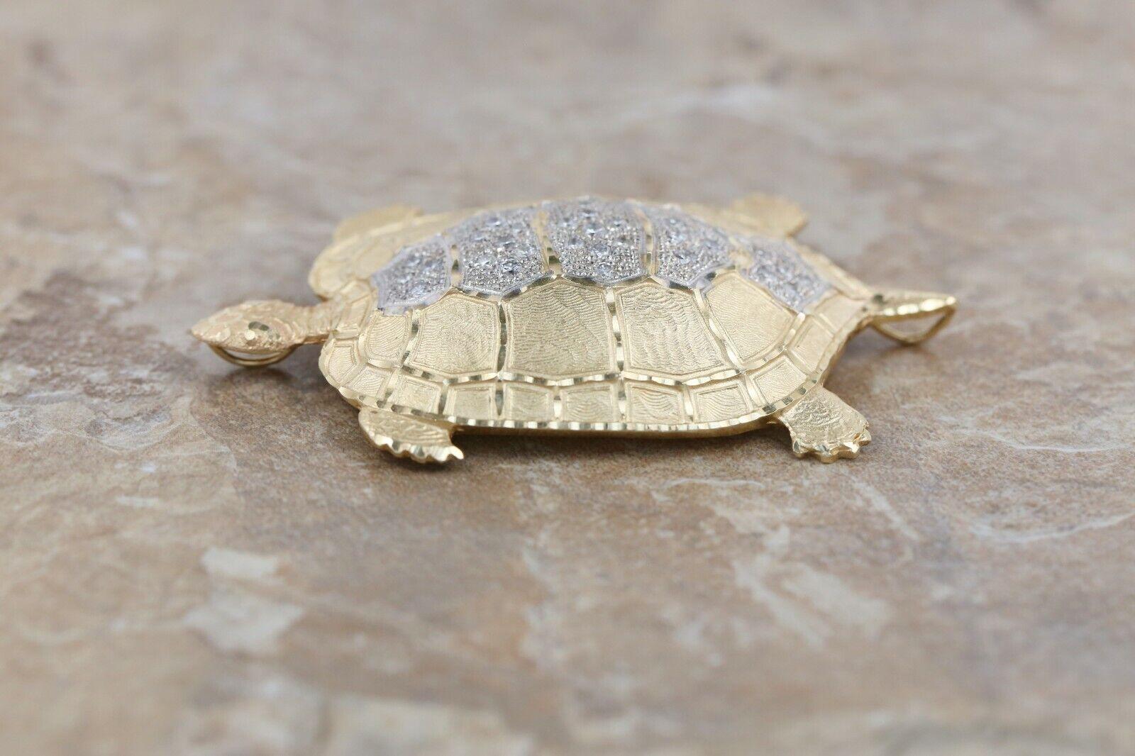 Pendentif tortue en or jaune 14 carats et diamants - 26,1 g Unisexe en vente