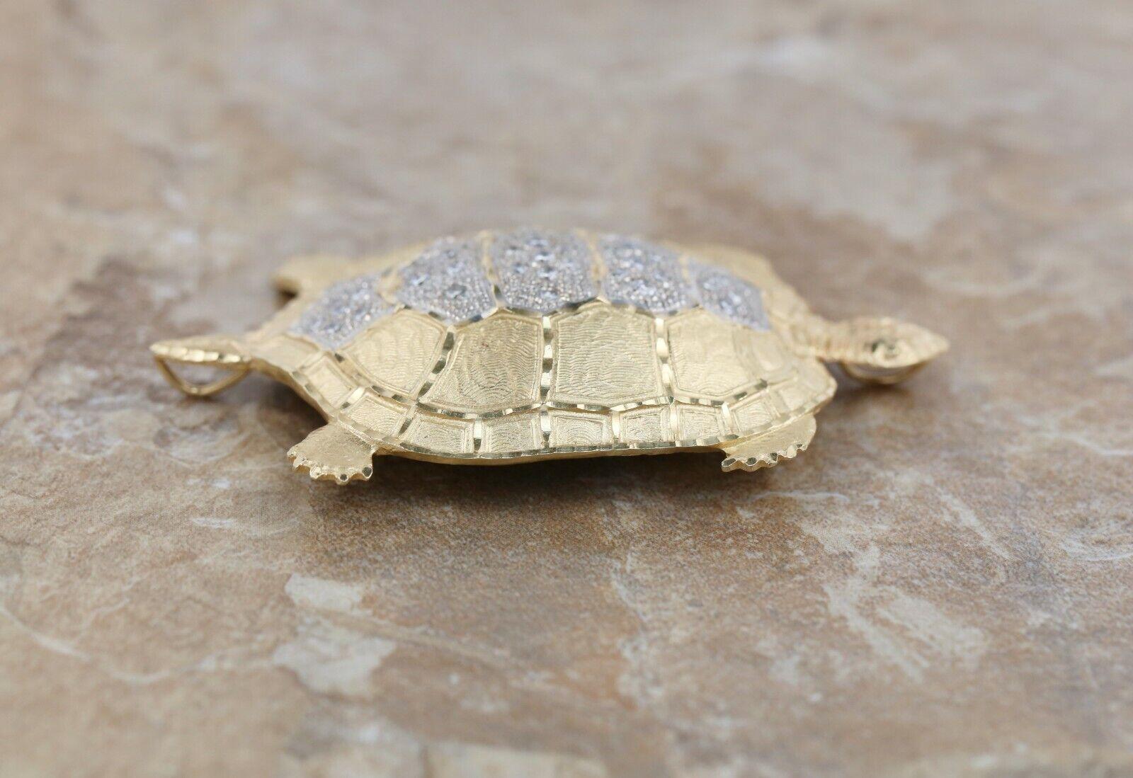 Pendentif tortue en or jaune 14 carats et diamants - 26,1 g en vente 1