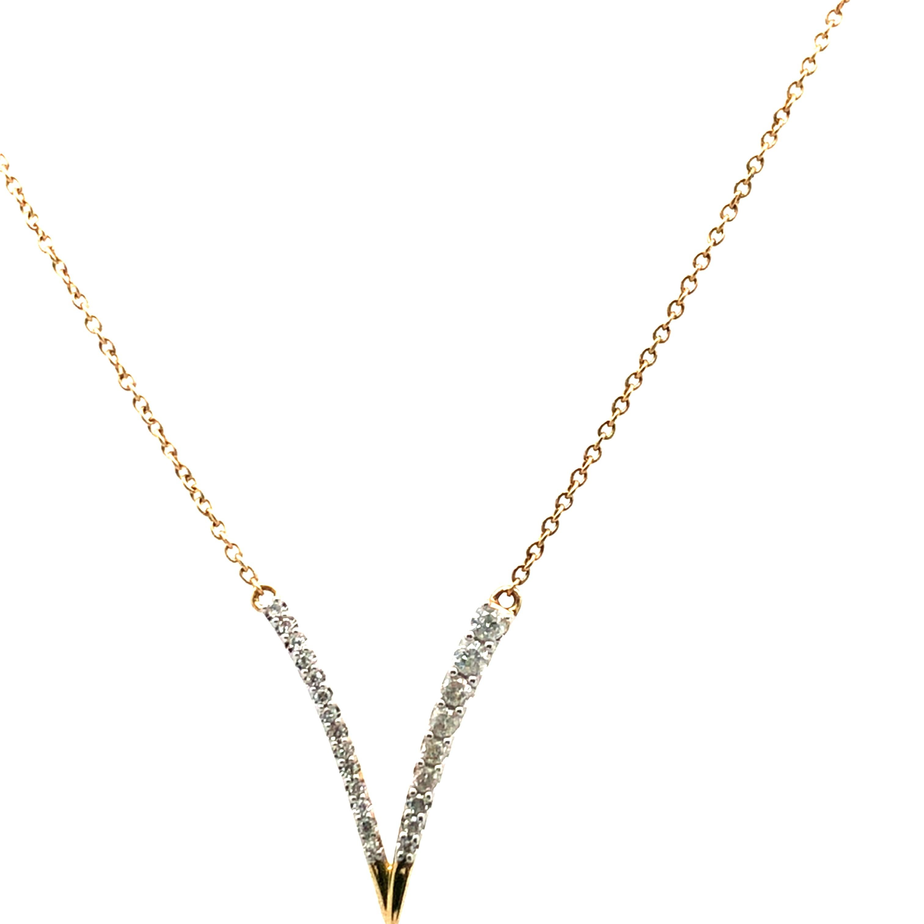 Faites preuve d'audace et d'élégance avec ce collier en or jaune 14 carats en forme de V, orné de diamants naturels étincelants de 0,20 carat. Le design élégant et moderne met en valeur toutes les tenues grâce à sa silhouette délicate mais